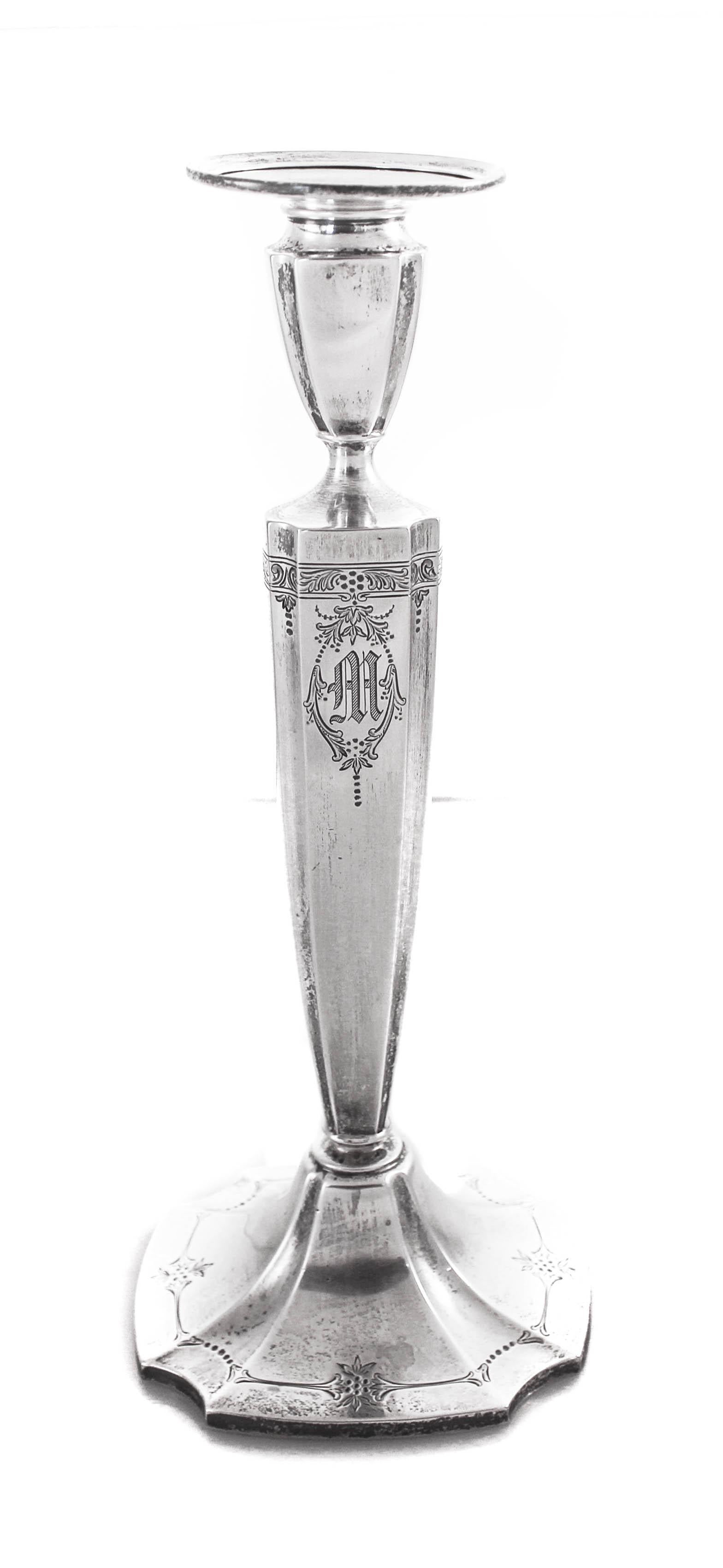 Wir sind stolz darauf, ein Paar Sterling-Kerzenhalter aus dem Jahr 1923 von der Whiting Silver Company anbieten zu können. Sie haben eine quadratische Grundfläche mit ausgeschnittenen Ecken. Der Korpus und das Oberteil haben flache Seiten mit vier
