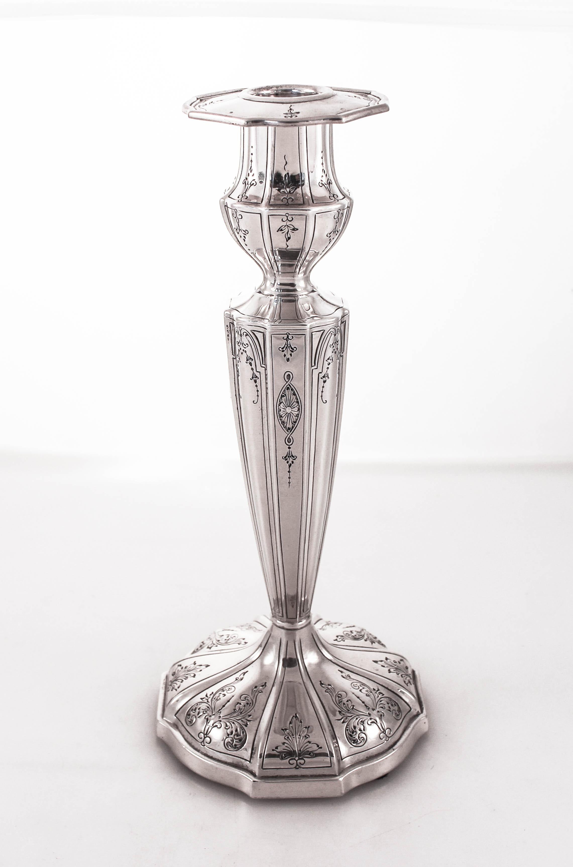 Nous proposons une paire de chandeliers en argent sterling par William Durgin de Concord, NH. Réputée pour ses créations et ses motifs haut de gamme, la société a ensuite été rachetée par la Gorham Silver Company. La base est festonnée ainsi que le
