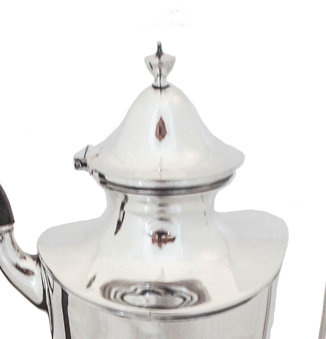 Estamos encantados de ofrecerte esta cafetera/tetera de plata de ley de Davis & Galt de Filadelfia. Aunque esta pieza está firmada por Shreve, Crump & Lowe, en realidad fue fabricada por Davis & Galt; Shreve la vendía en sus tiendas al por menor. Un