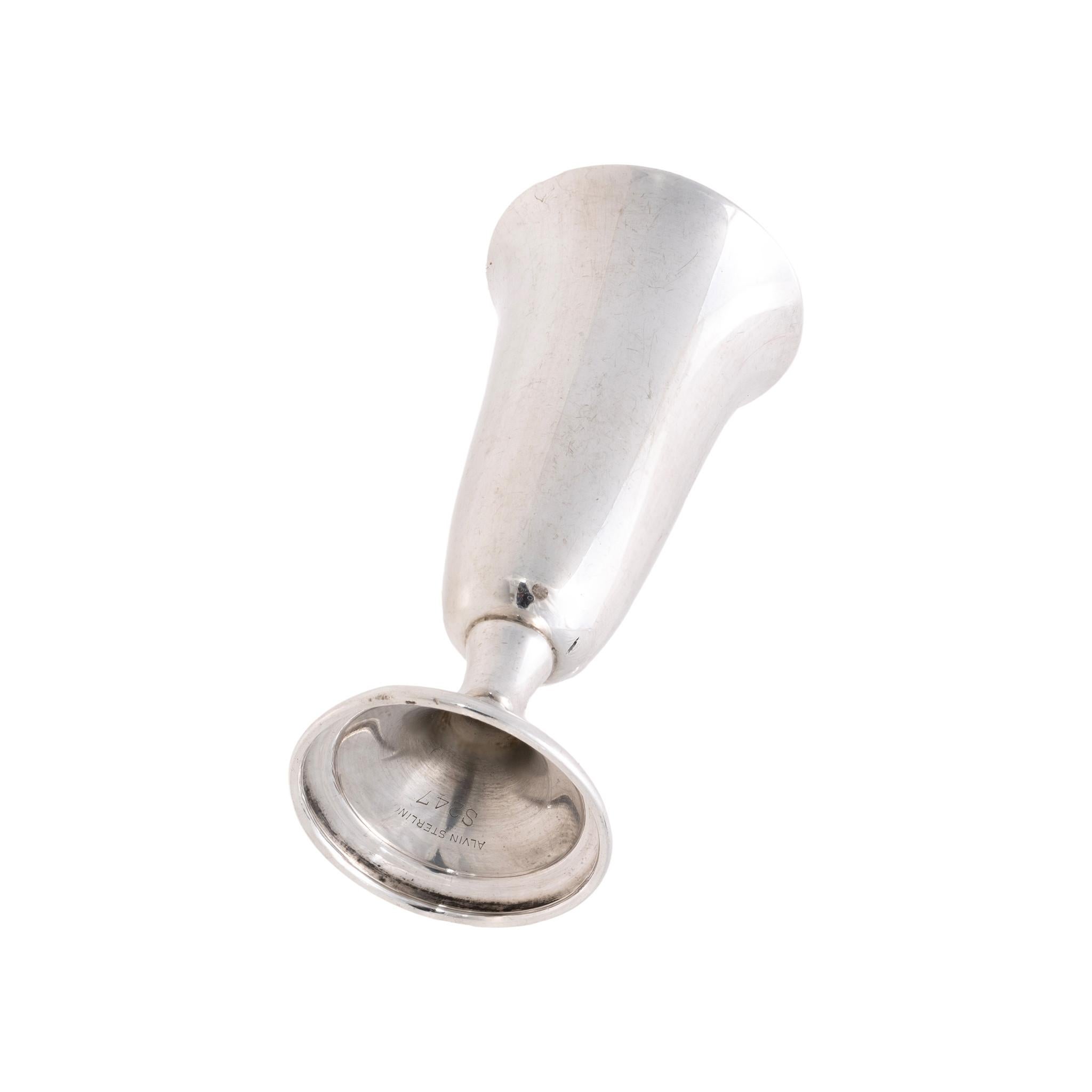 Set di 12 coppe cordiali in argento sterling, modello S247 di Alvin Co. Fondata da Wm. H. Jamoneau nel 1886 come Alvin Mfg Co a Irvington, New Jersey. L'azienda cambiò in Alvin-Beiderhase Co (1893 circa) sotto la direzione di Wm. H. Jamoneau, Henry