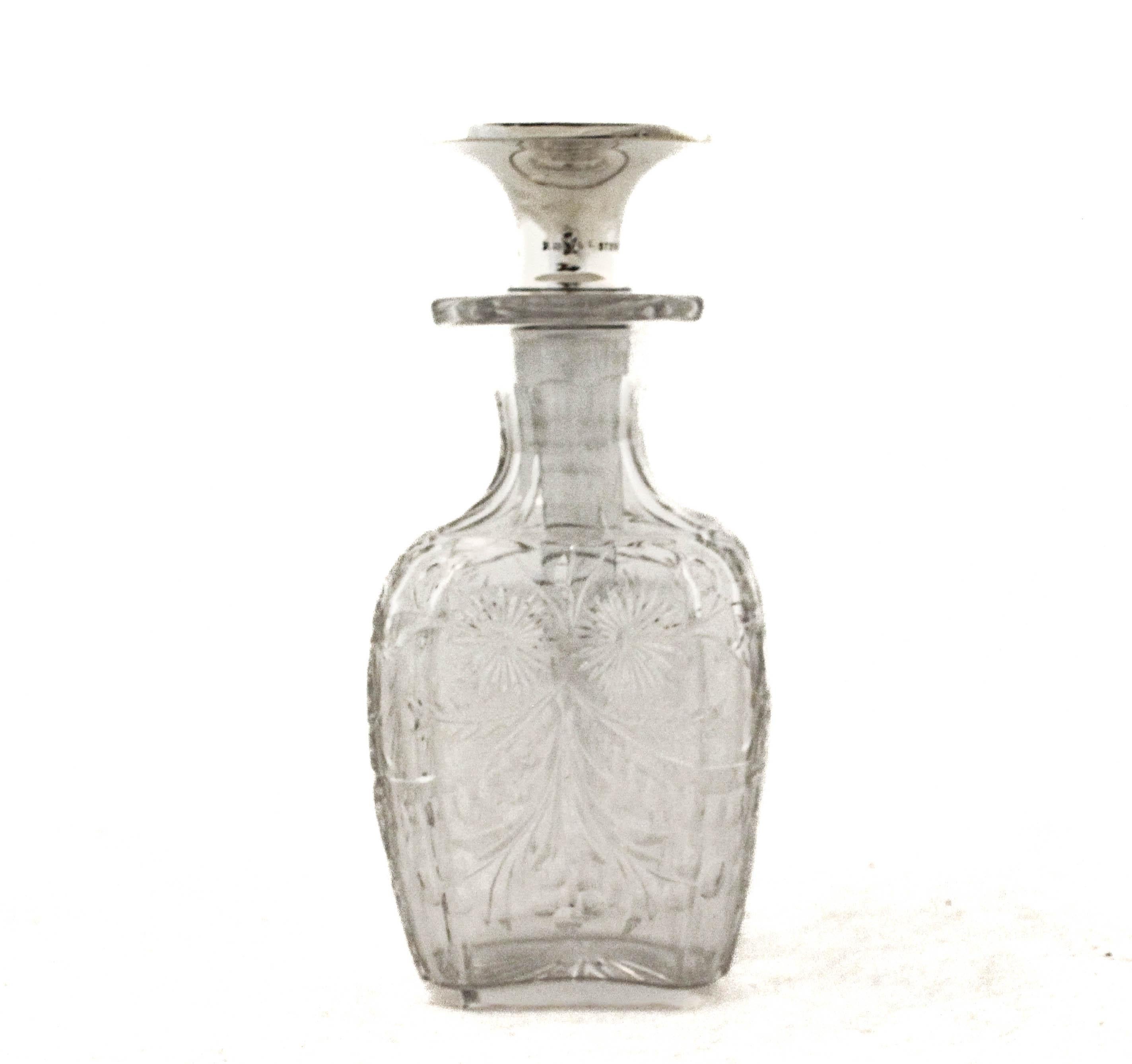 Viene offerta una bottiglia di profumo in argento sterling e cristallo dei primi del Novecento.  La bottiglia di cristallo ha una forma quadrata con un motivo di vetro tagliato tutto intorno.  Il collo ha un design sfaccettato che si incurva verso