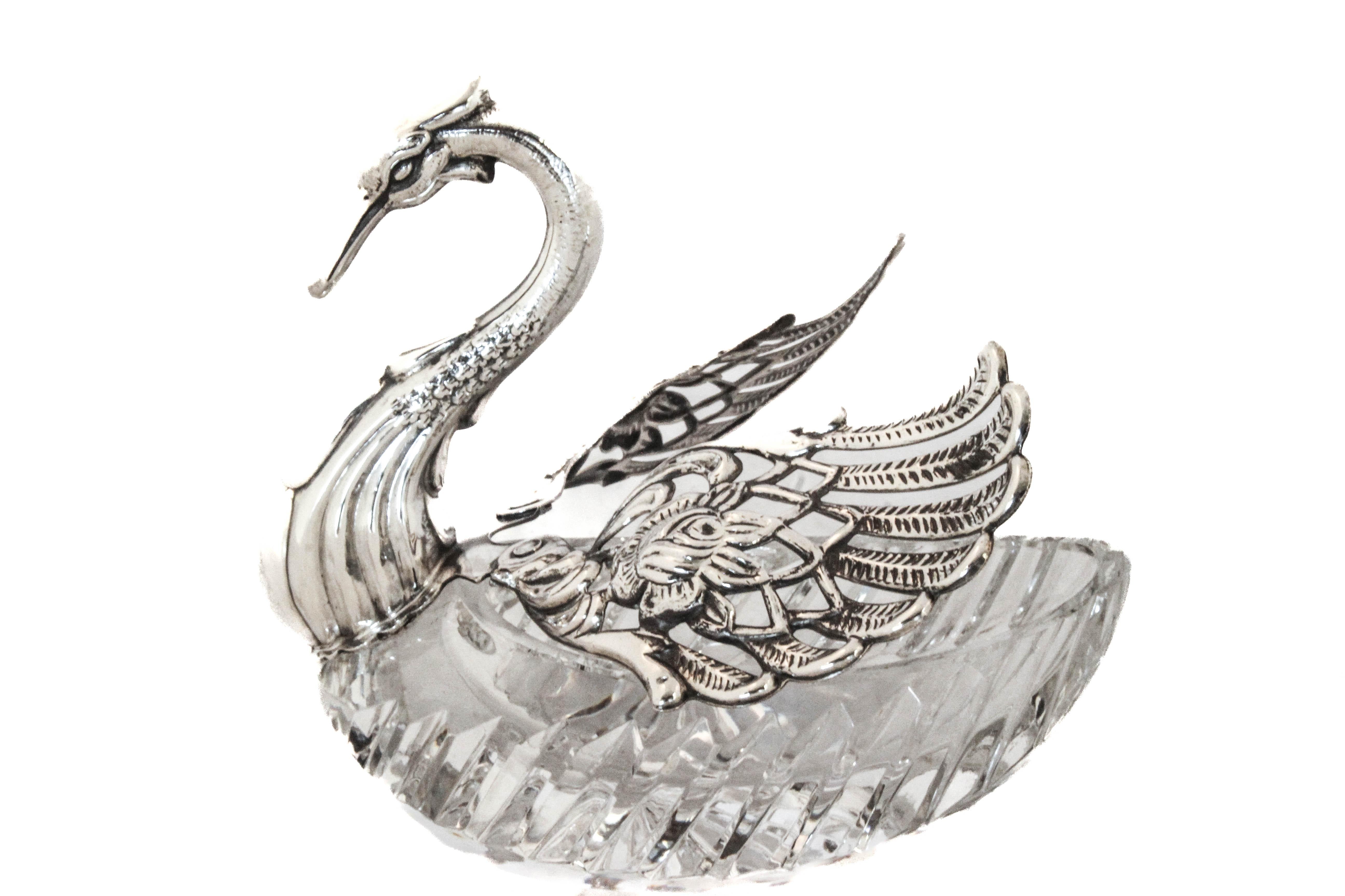 Questo cigno in argento sterling e cristallo starebbe benissimo in qualsiasi stanza della tua casa.  Può essere utilizzato in un bagno turco per contenere sapone o potpourri, in una camera da letto per riporre i tuoi gioielli, in un salotto per