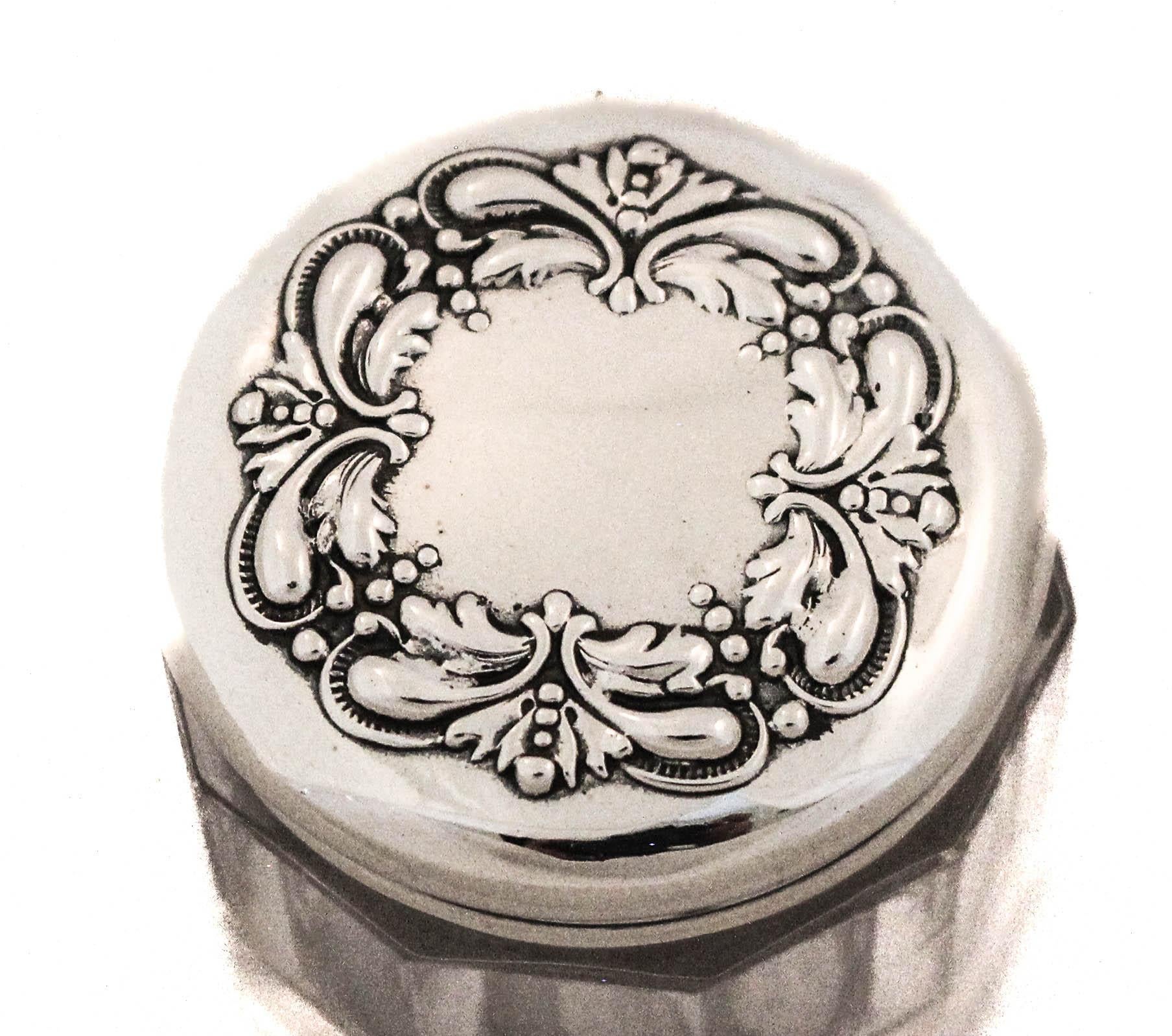 Se ofrece un neceser de plata de ley y cristal de la época victoriana.  Con su motivo floral en relieve en la tapa y el cristal facetado del tarro, es un precioso toque decorativo para un tocador o tocador.