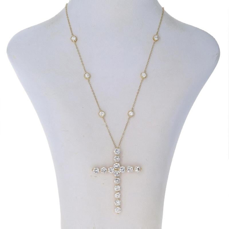 Collana con ciondolo a forma di croce in zirconia cubica - Oro 925 pltd - Fede rotonda - Regolare In condizioni ottime in vendita a Greensboro, NC