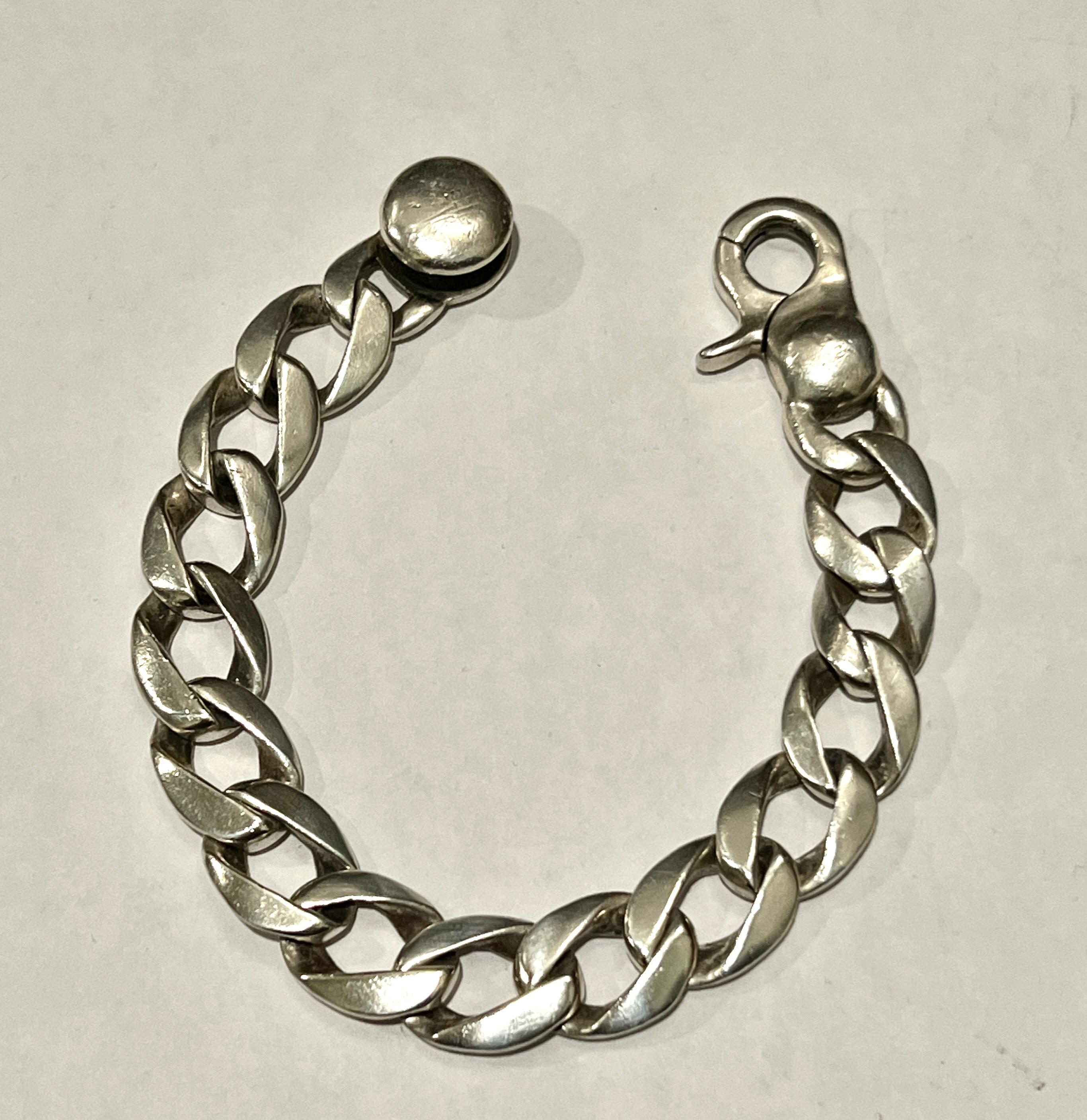 Pulsera de eslabones de plata de ley.  Hand Made en México: una pulsera gruesa y fornida con un cierre único con una gran esfera. 

Una pieza masculina con carácter - 