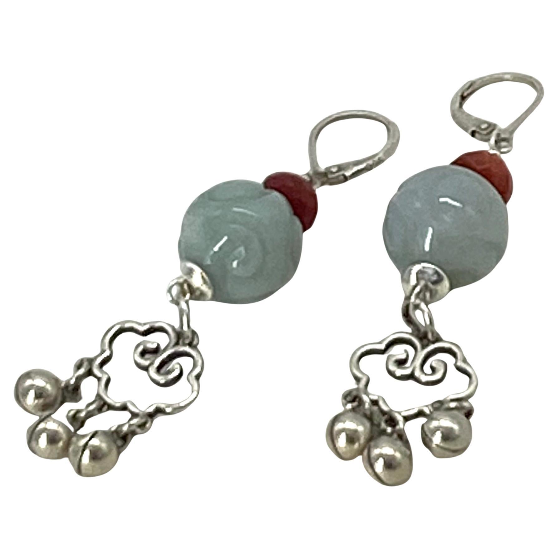 Orecchini pendenti in argento con giadeite naturale e corallo in vendita 1