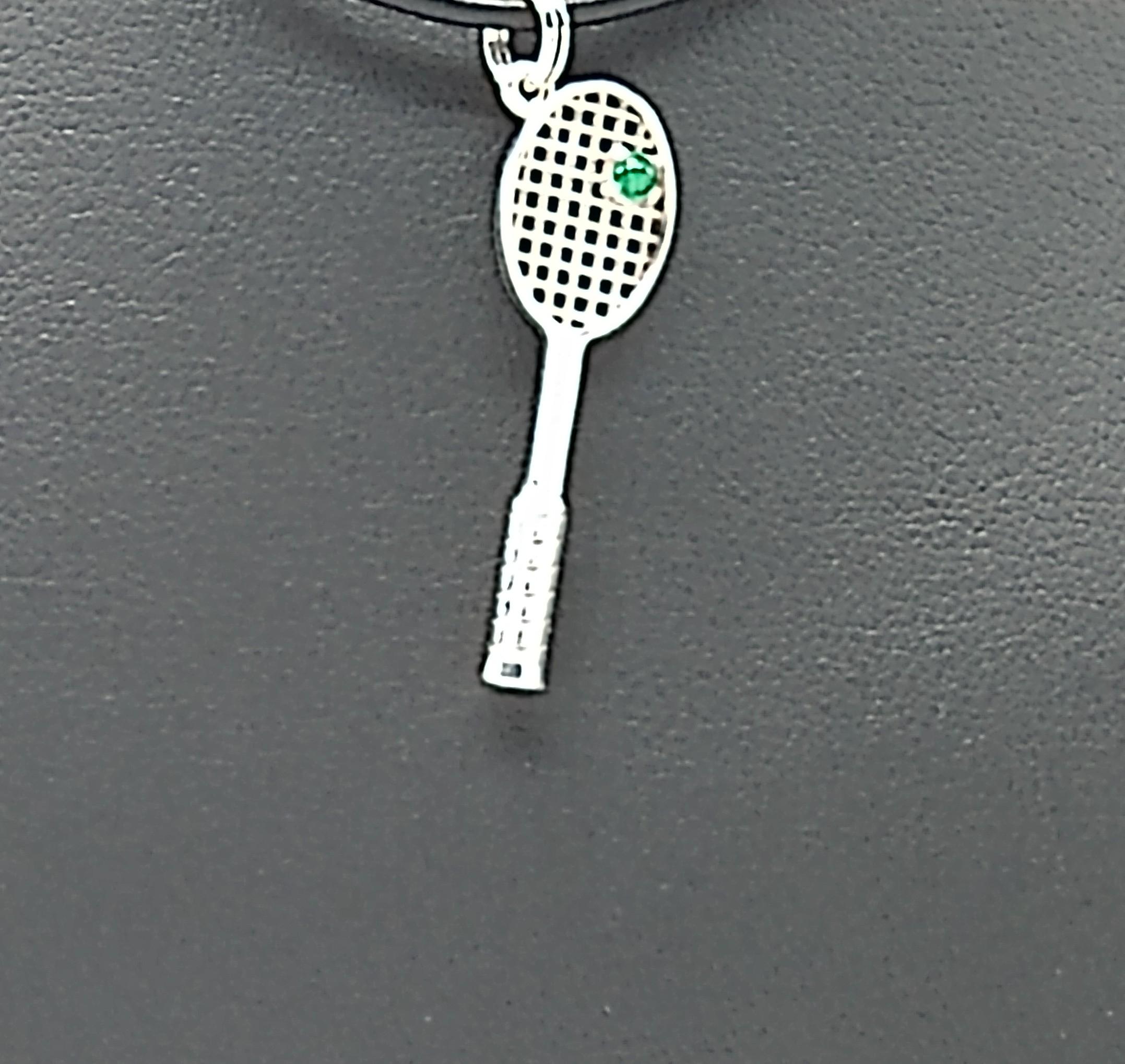 Contemporain Pendentif raquette de tennis en émeraude en vente