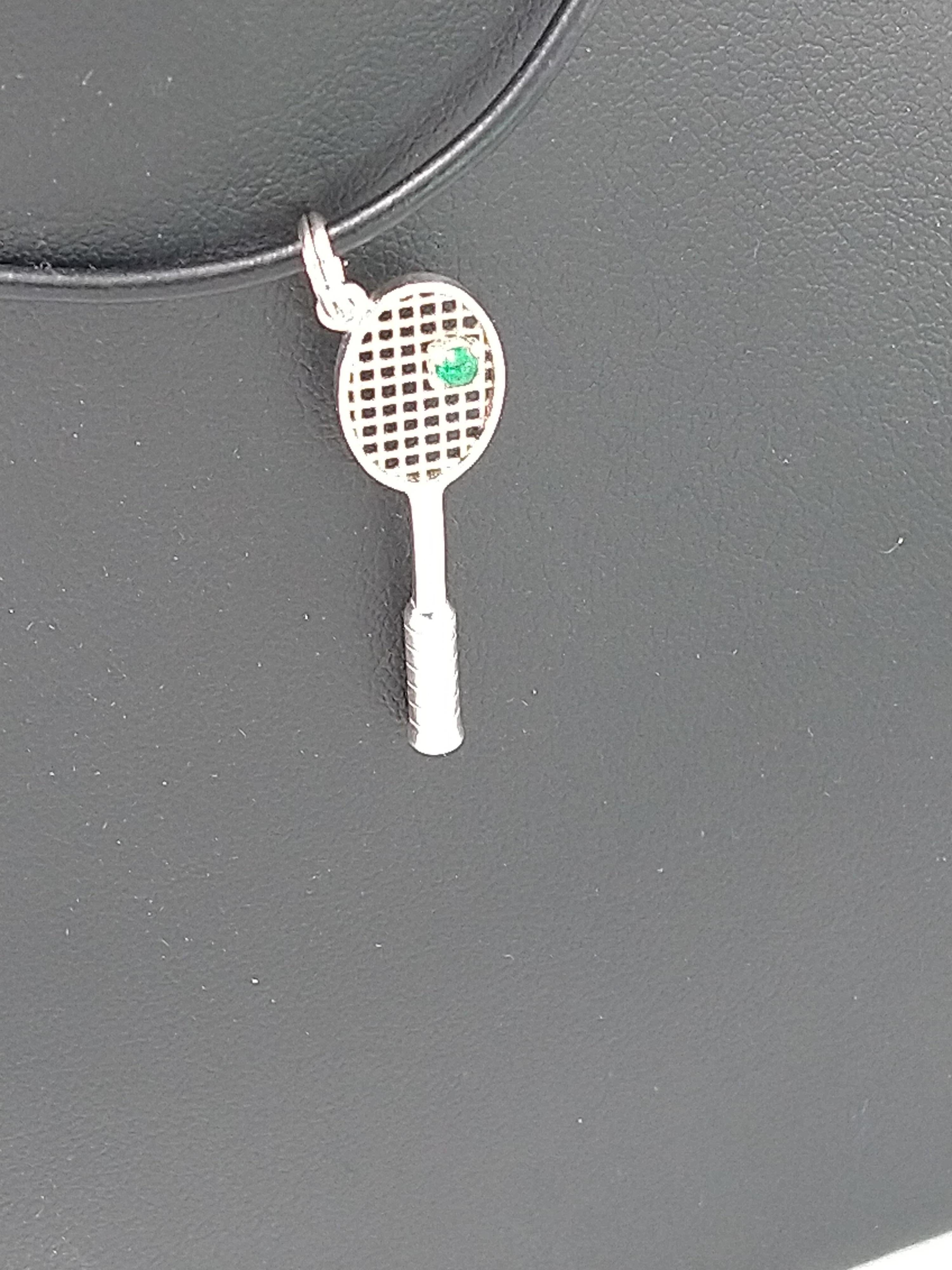 Taille ronde Pendentif raquette de tennis en émeraude en vente