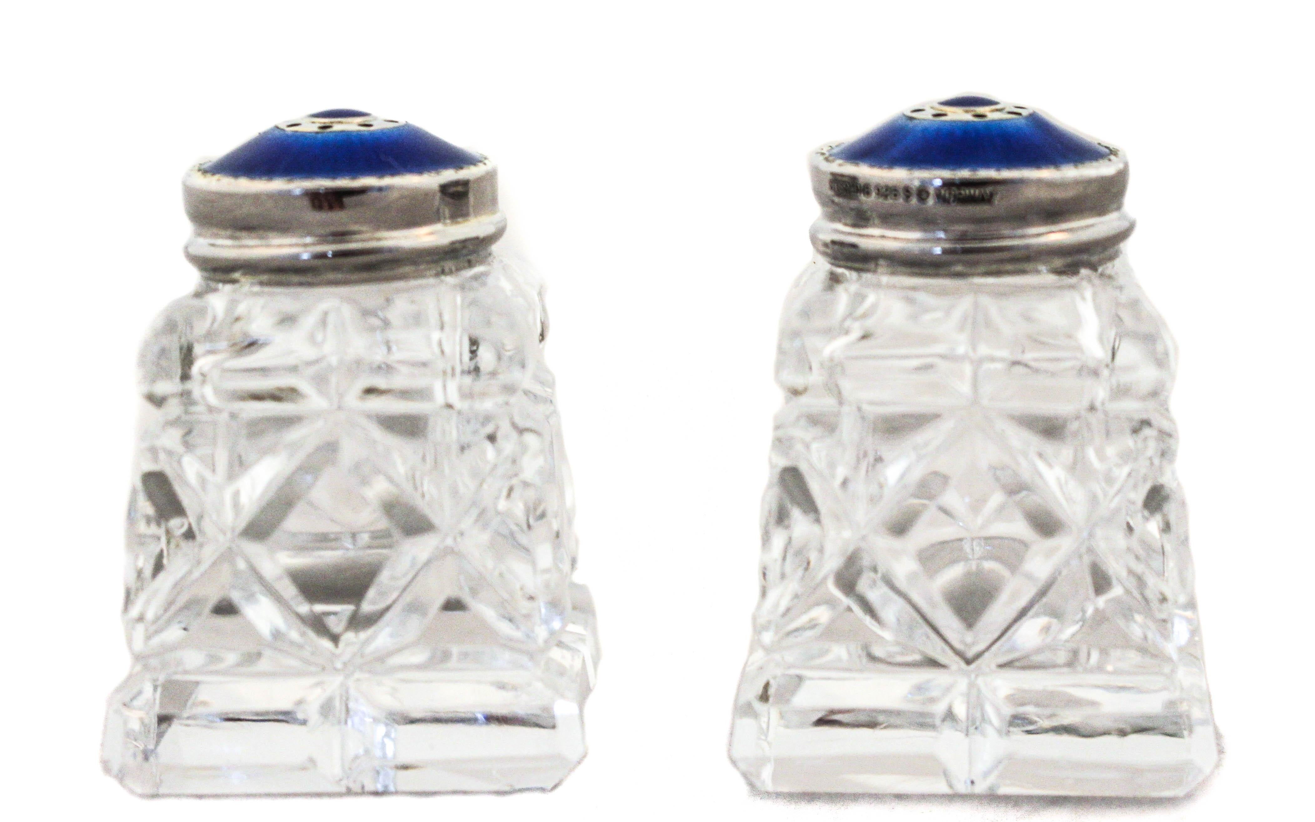 Estos preciosos saleros de plata de ley y esmalte azul real vienen en su caja original.  Fabricadas en Noruega en la posguerra de los años 40, están en perfecto estado.  Las fundas azul oscuro realmente resaltan y dan color a tu mesa.  Nunca hay que