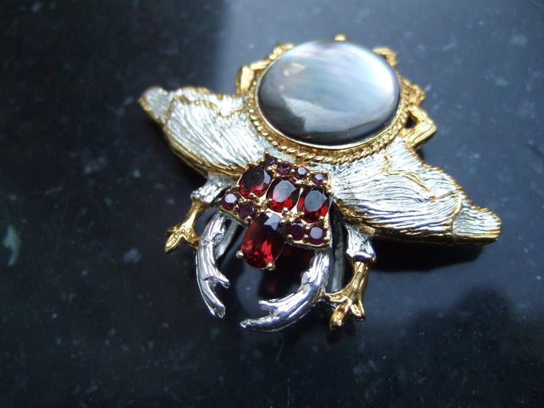 Sterling figural garnet & abalone bee brooch - pendant c 1990s
The unique insect brooch is designed with a smooth circular abalone shell
for the body. The wings are brushed sterling silver; in contrast the sides are
gilt plated sterling

The bee's