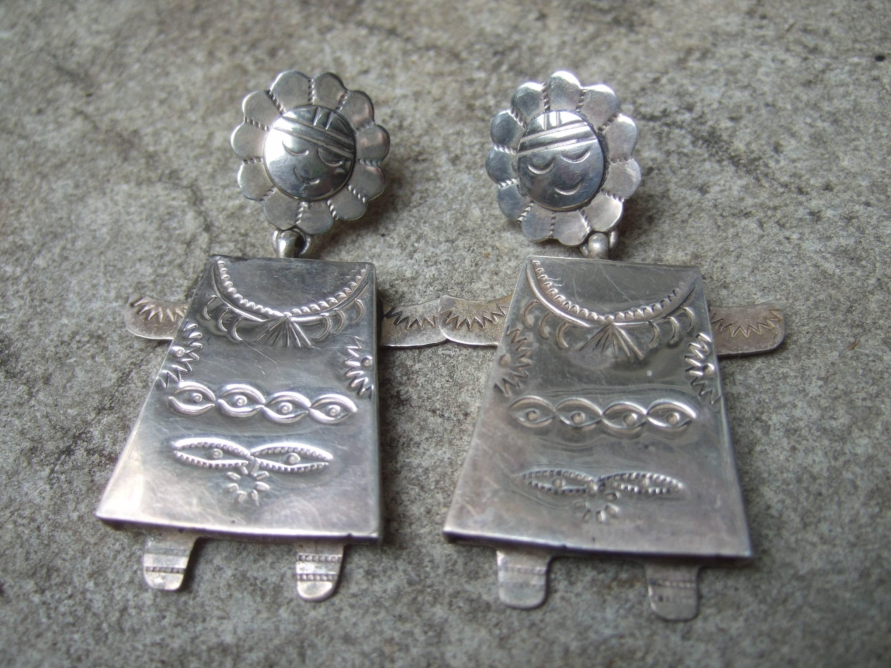 Sterling Figural Mexican Artisan Dangle Earrings circa 1980s In Good Condition In University City, MO