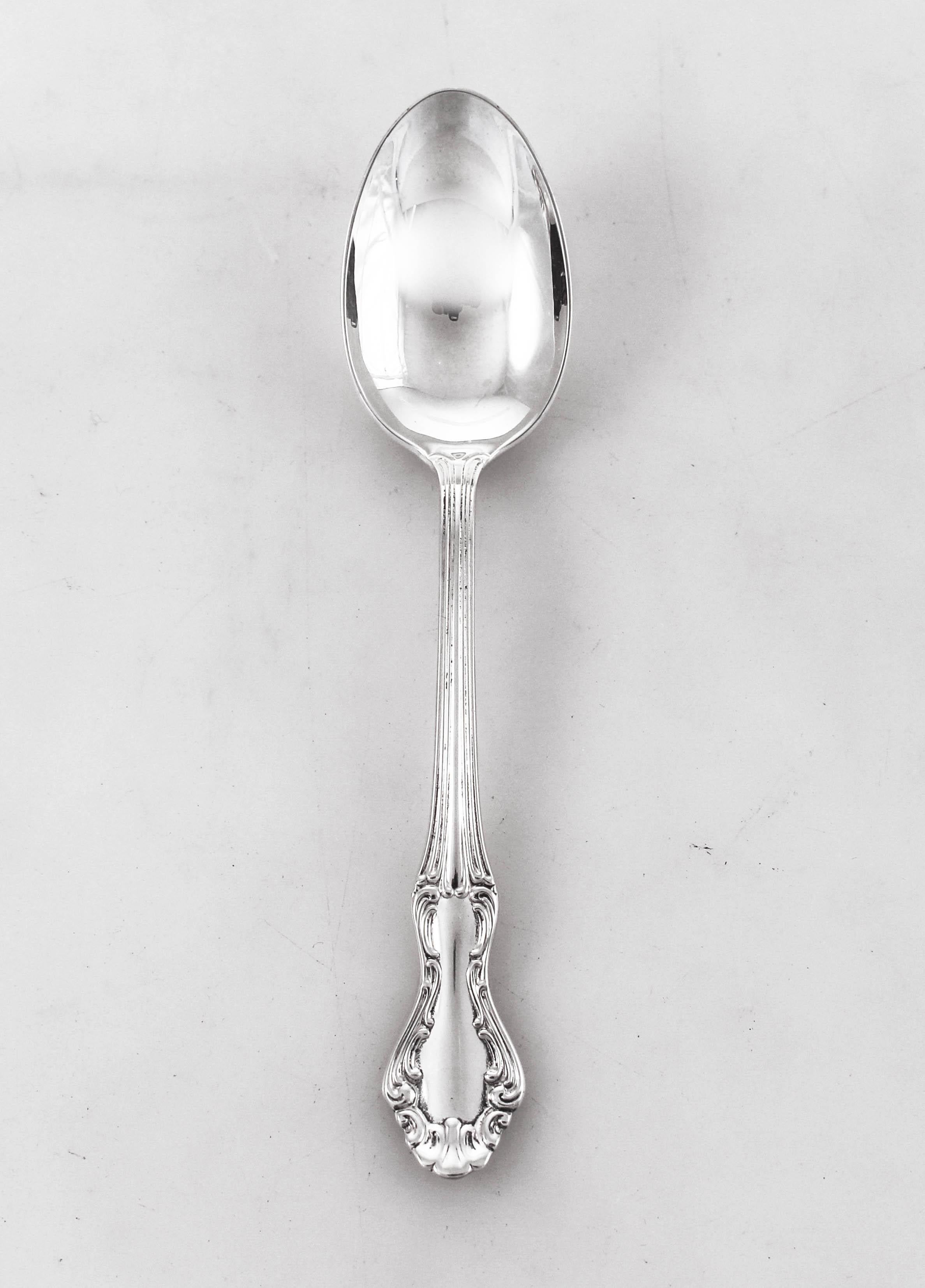 Wir sind stolz darauf, dieses Besteckset aus Sterlingsilber von National Silver Company anbieten zu können. Das Design ist dem berühmten Chantilly-Muster von Gorham sehr ähnlich. Jedes Stück hat einen schönen, gewellten Griff und sogar einen Platz