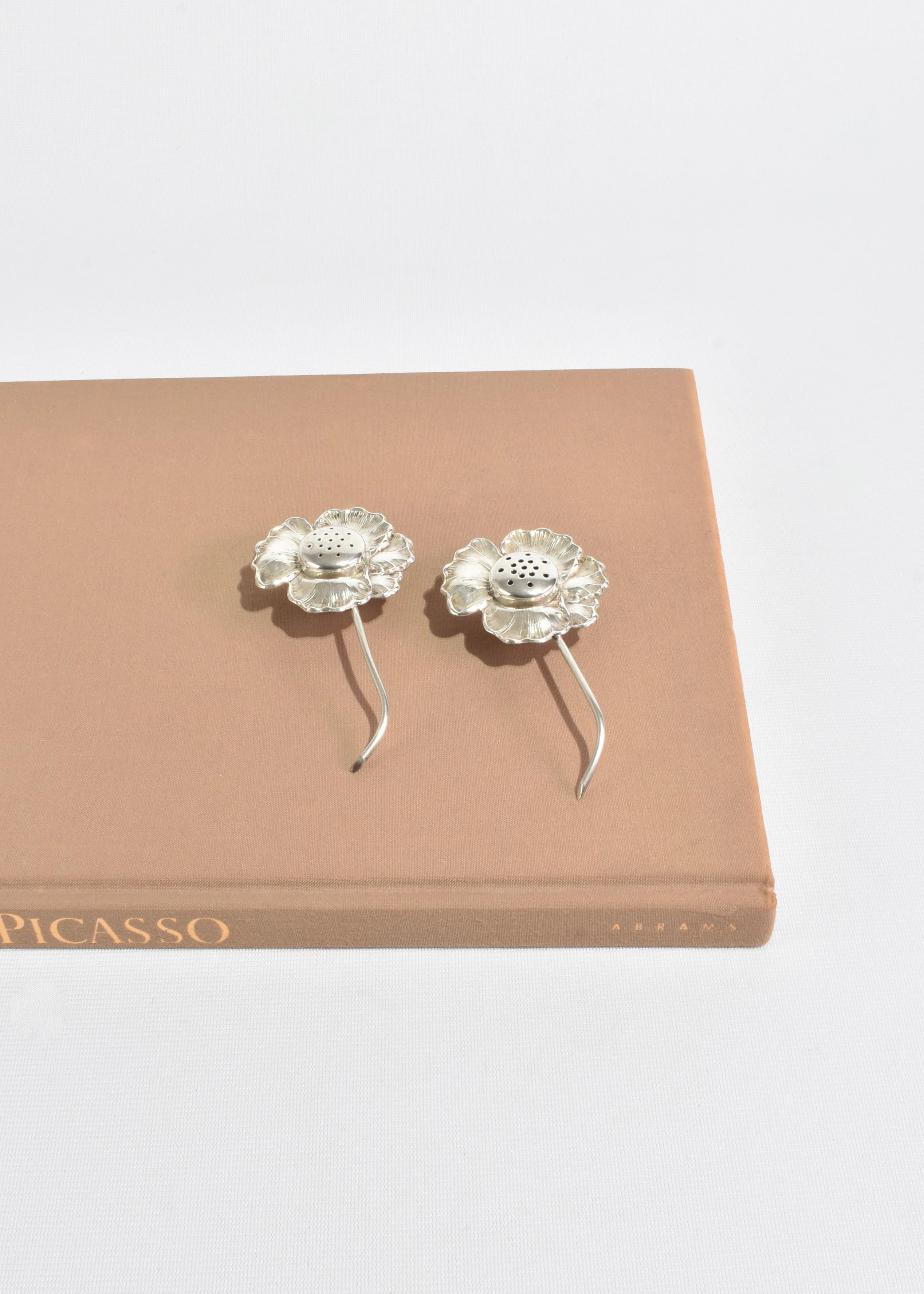 Raro salero y pimentero vintage de plata de ley en forma de flor. Estampado Apollo 5617, Sterling.