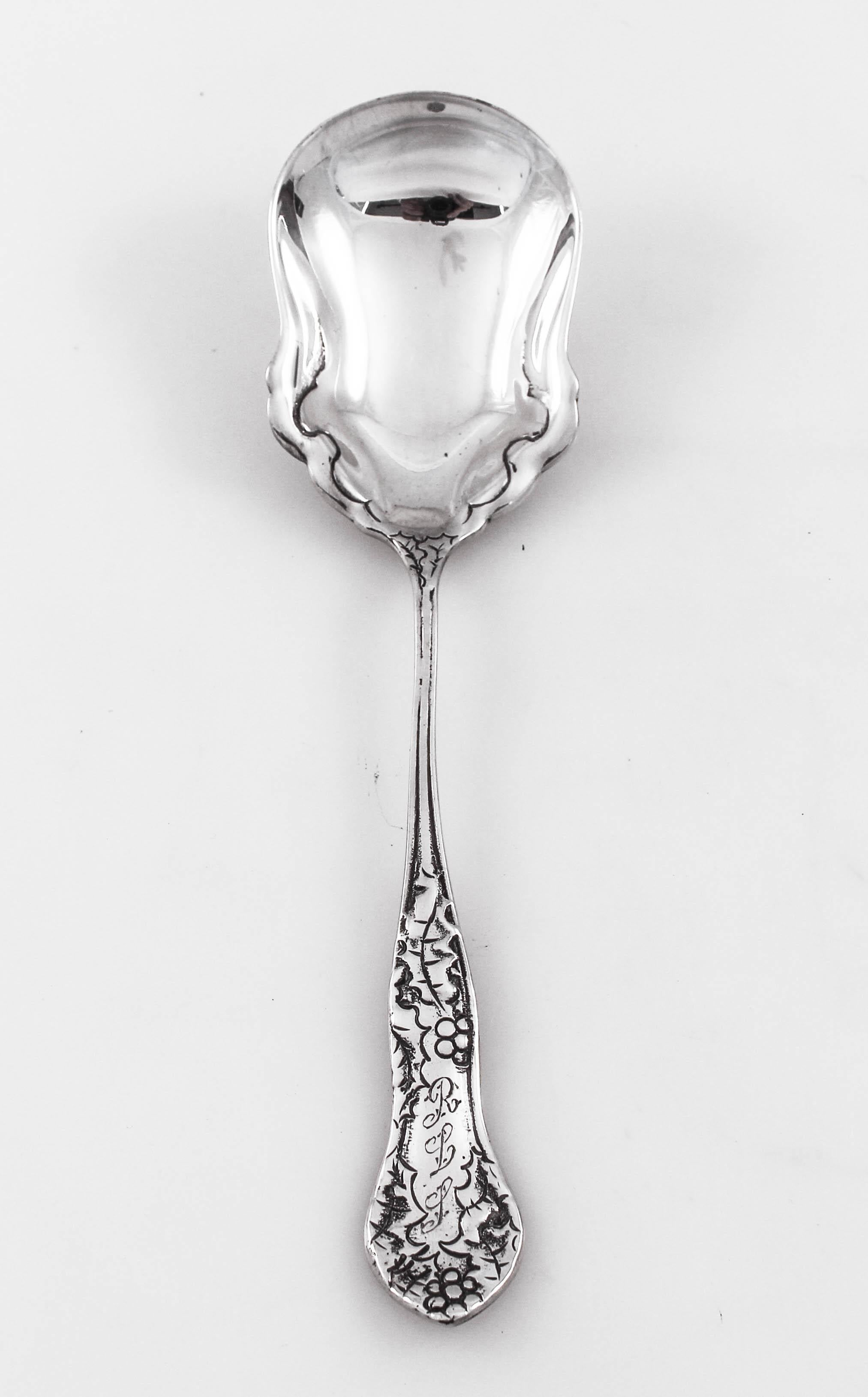 Offrant une fourchette et une cuillère assorties en argent sterling. Elles peuvent être utilisées ensemble comme un ensemble à salade ou séparément comme une fourchette et une cuillère individuelles. Des baies et des feuilles décorent le manche.