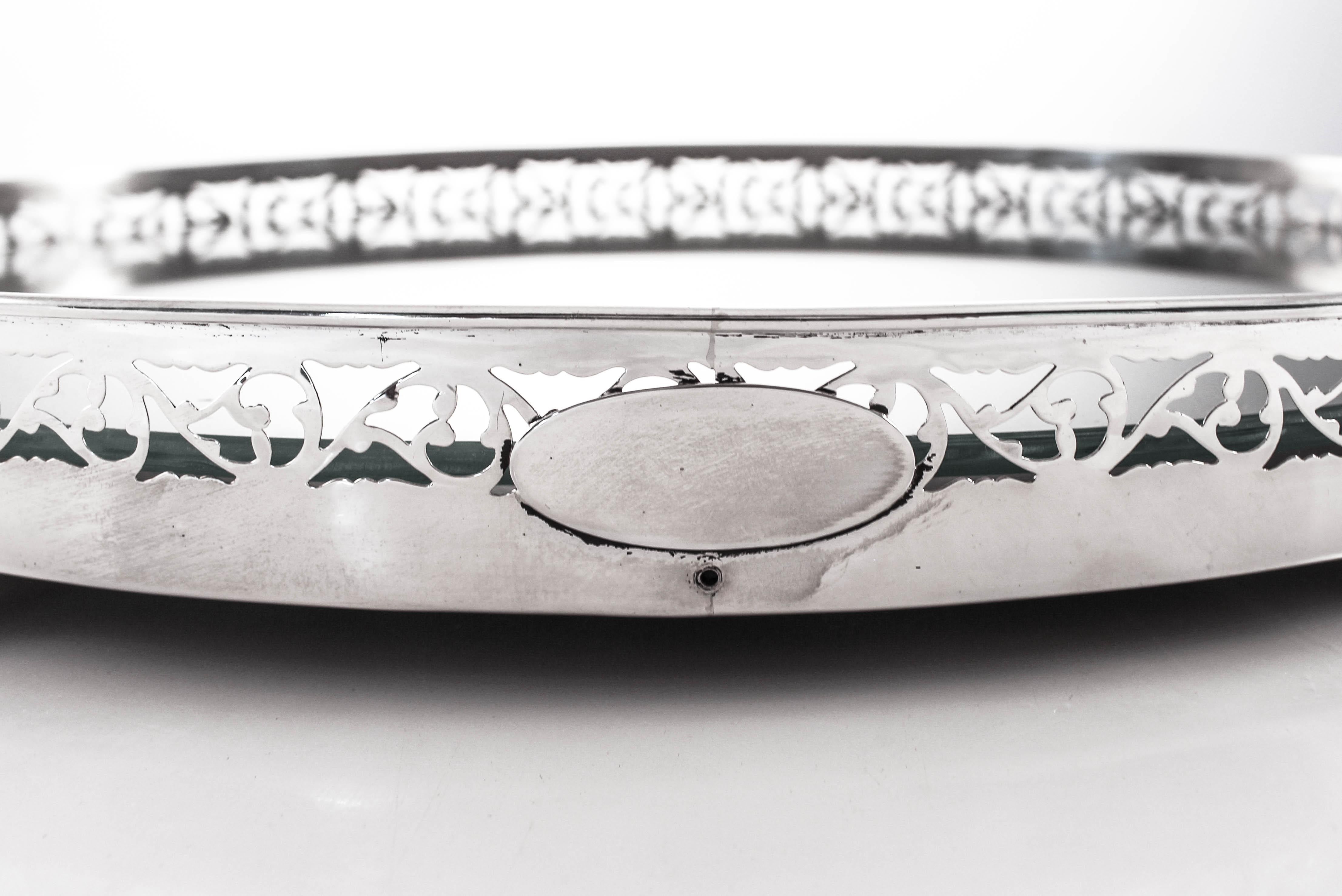 Nous sommes ravis d'offrir ce plateau de galerie en argent sterling fabriqué par Roden Brothers si Toronto, Canada. Le centre est un bois foncé avec un verre qui le protège des rayures. Autour du bord, une bordure de deux pouces entoure le plateau.