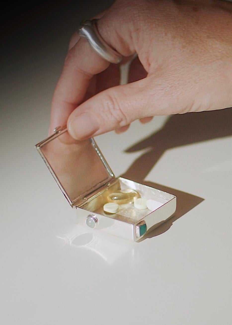 Una cajita de plata pulida para guardar los suplementos diarios, guardar las gomas de pelo de repuesto, proteger un talismán especial... o esconder un pequeño secreto. Hechas a mano con plata de ley y piedras semipreciosas, la base de cada caja