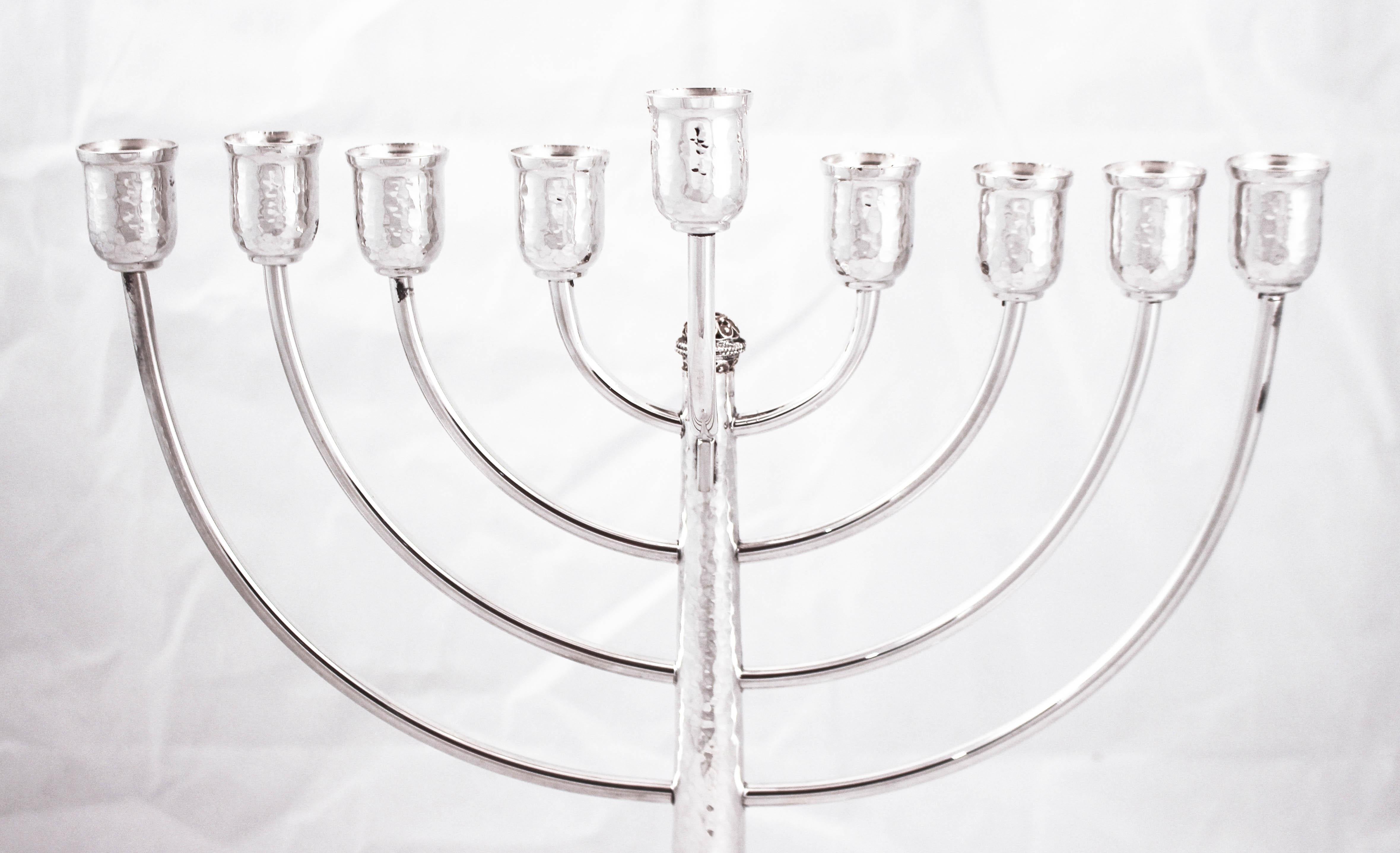 Nous sommes ravis de vous proposer cette ménorah en argent sterling fabriquée en Israël. La fête des lumières, comme on l'appelle souvent à Hanoukka, est commentée par l'allumage de la ménorah à chacune des huit nuits de la fête. Quelle belle façon