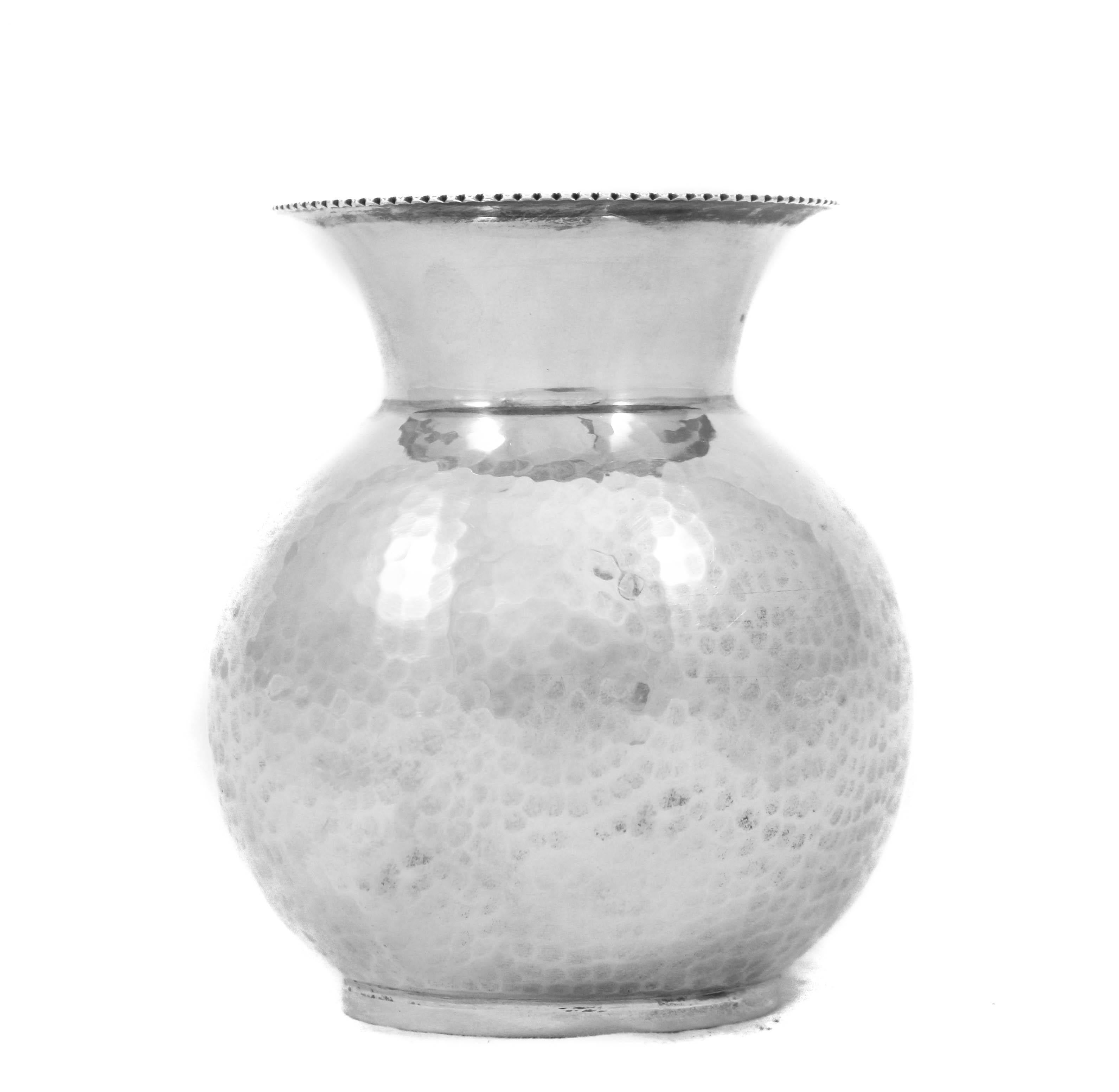Wir freuen uns, Ihnen diese handgehämmerte Vase aus Sterlingsilber anbieten zu können, die in den 1960er Jahren in Italien hergestellt wurde.
Sie hat einen rundlichen Körper und einen konischen Hals. Das perfekte Akzentstück für ein Puderzimmer,