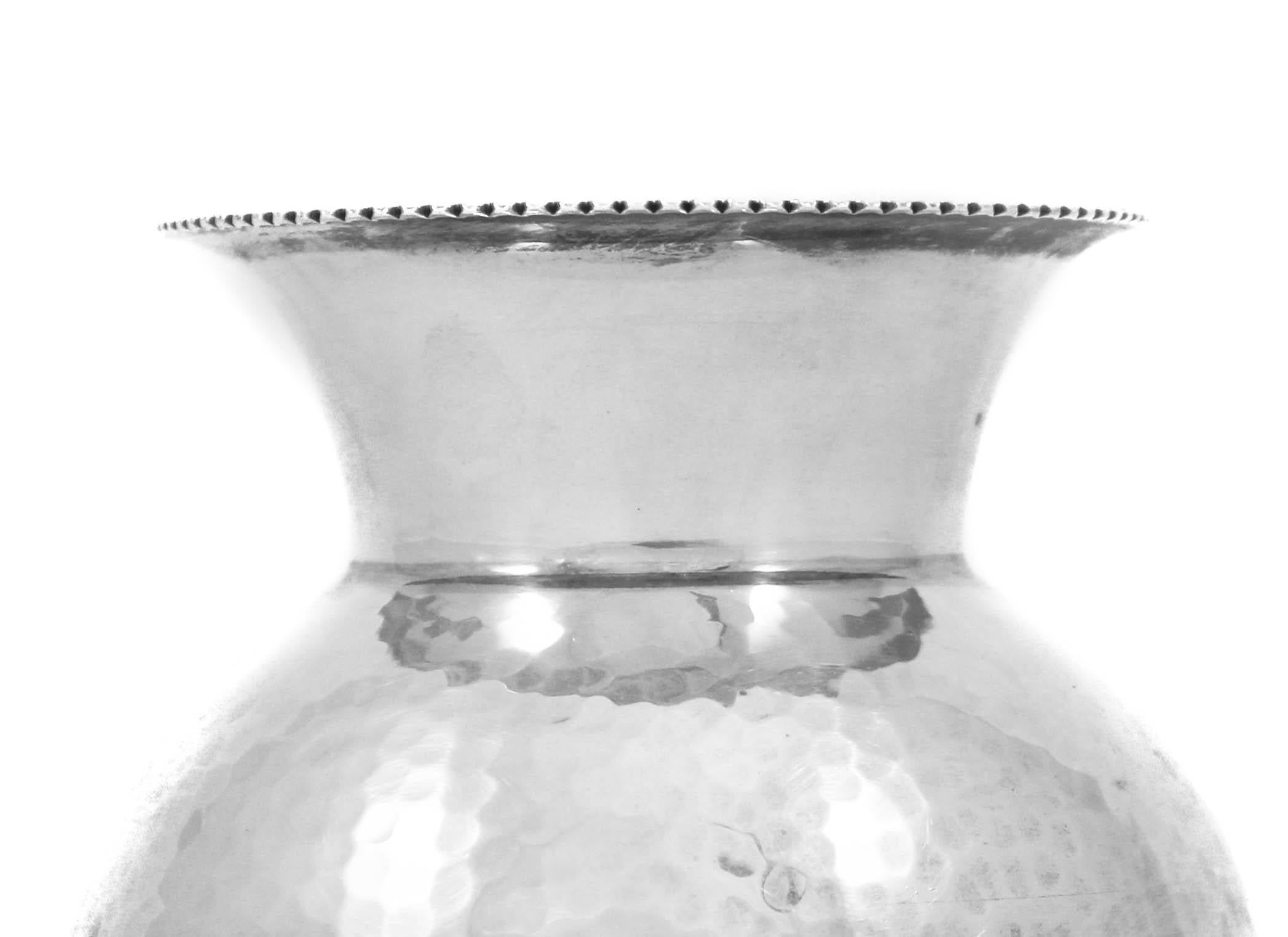 Gehämmerte Vase aus Sterlingsilber (Italienisch) im Angebot
