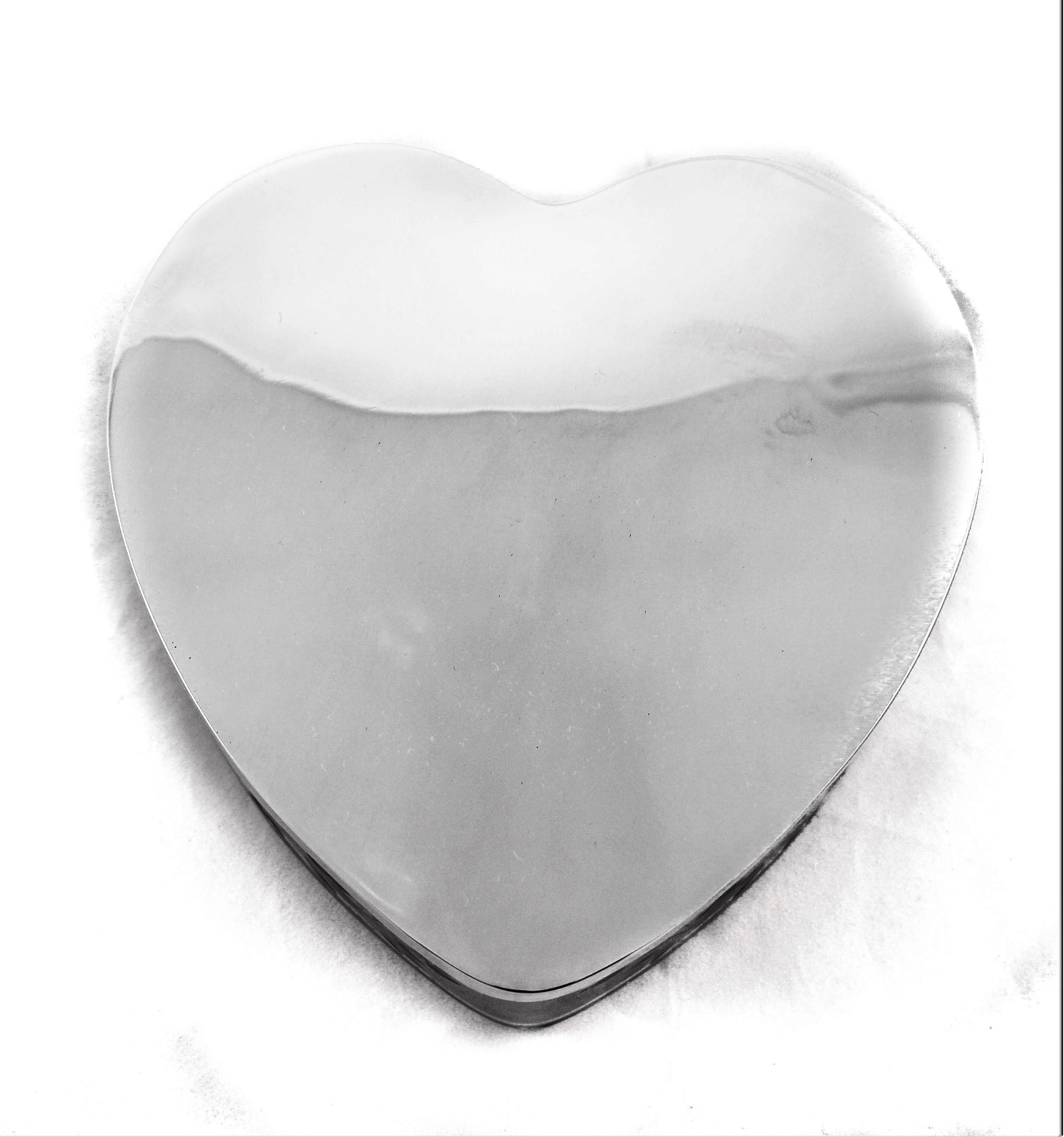 There is more than one way to tell that special someone, I love you. Why not say it with something she will keep and cherish forever? This adorable heart-shaped jewelry box is the perfect gift! A sleek modern cover juxtaposed with the delicate