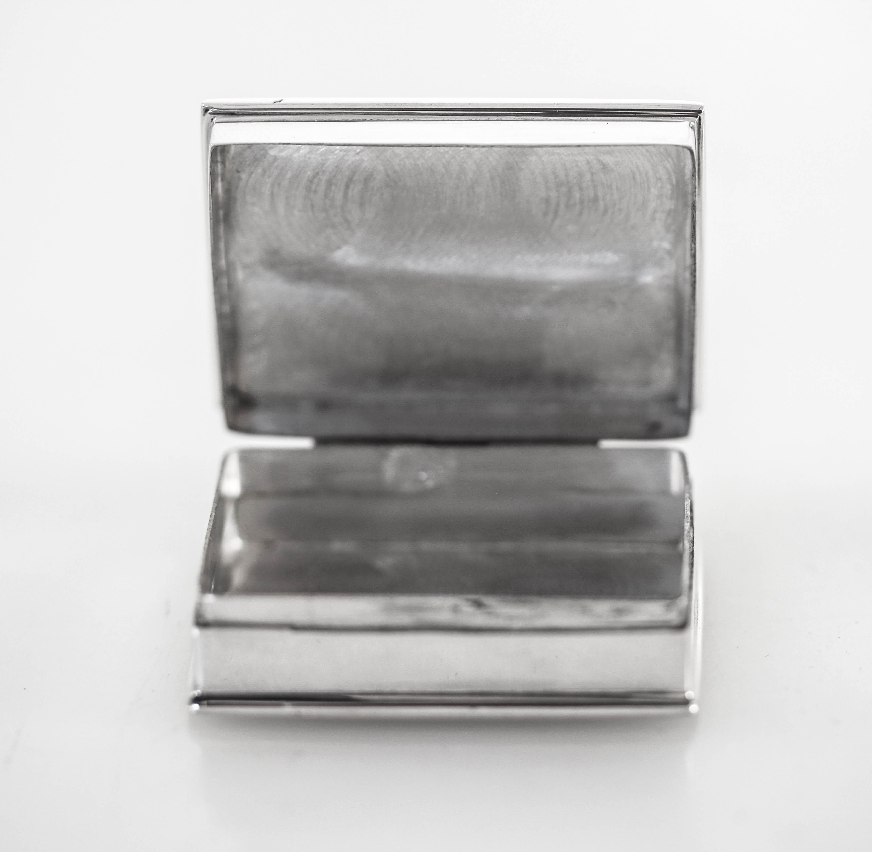 We are delighted to offer this sterling silver English pillbox. The lid is made of black onyx and there is a gentleman galloping on a horse in silver. The silver silhouettes is raised off the lid and is three dimensional. The perfect gift for that