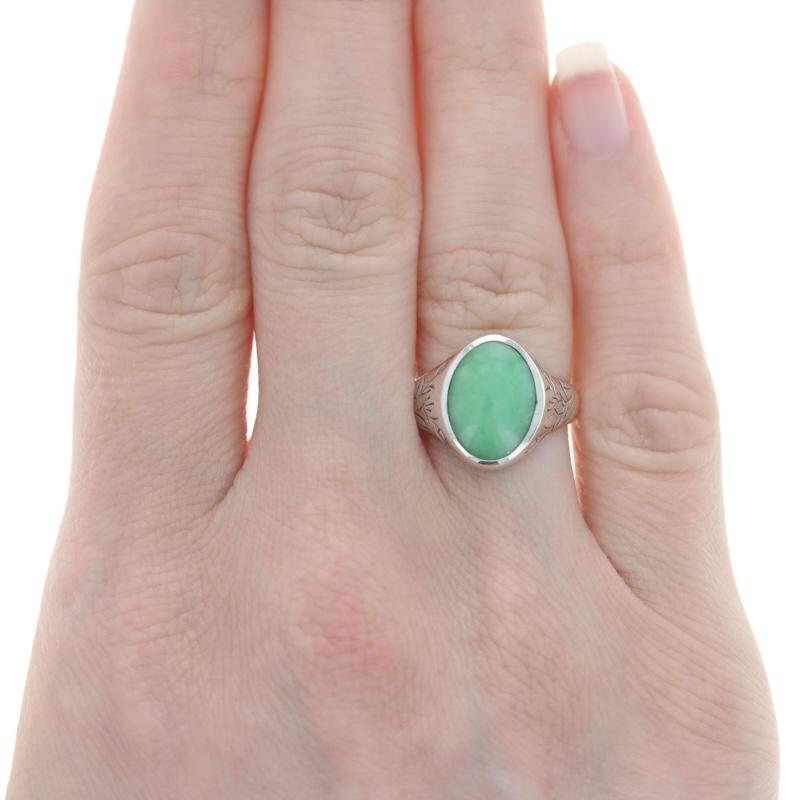 Sterling Jadeite Vintage Cocktail Solitaire Ring 925 Oval Cabochon Flowers 6 1/2 In Excellent Condition In Greensboro, NC
