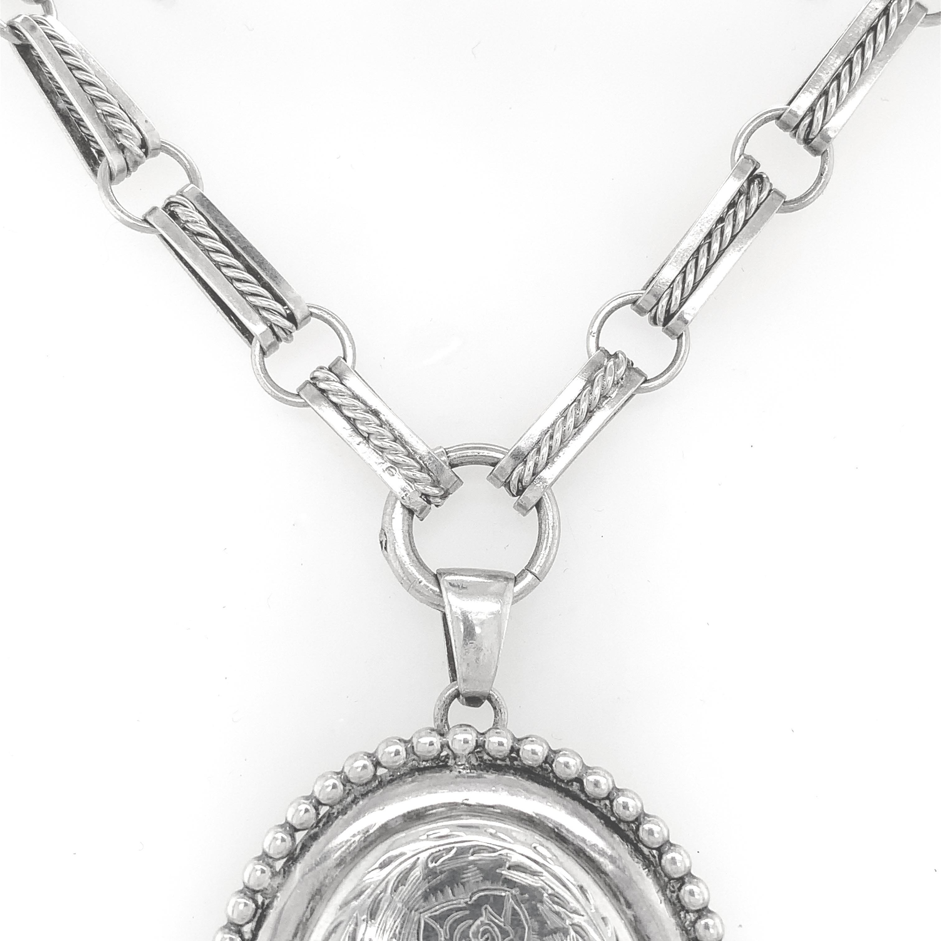 Sterling Kalo Medaillon-Halskette aus Sterling mit eingravierten Blumen und breiter Kette, handgeschmiedet im Zustand „Gut“ in Big Bend, WI