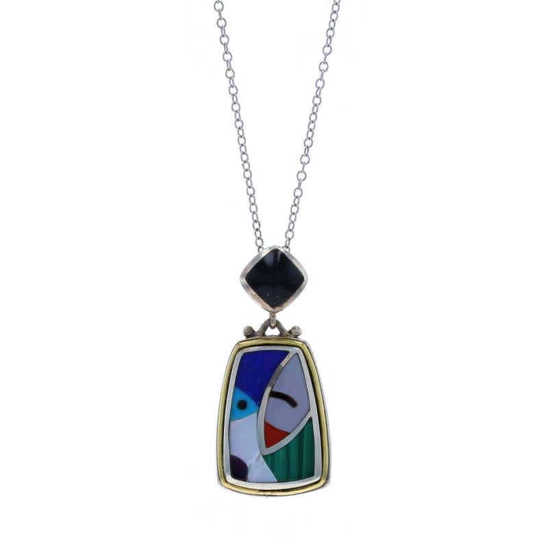 Contenuto metallico: Argento Sterling e oro giallo 18k

Informazioni su A. Stone
Lapislazzuli naturale
Taglio: Intarsio
Colore: blu

Onice naturale
Taglio: Intarsio e cuscino cabochon
Colore: nero

Mother Nature
Taglio: Intarsio
Colore: