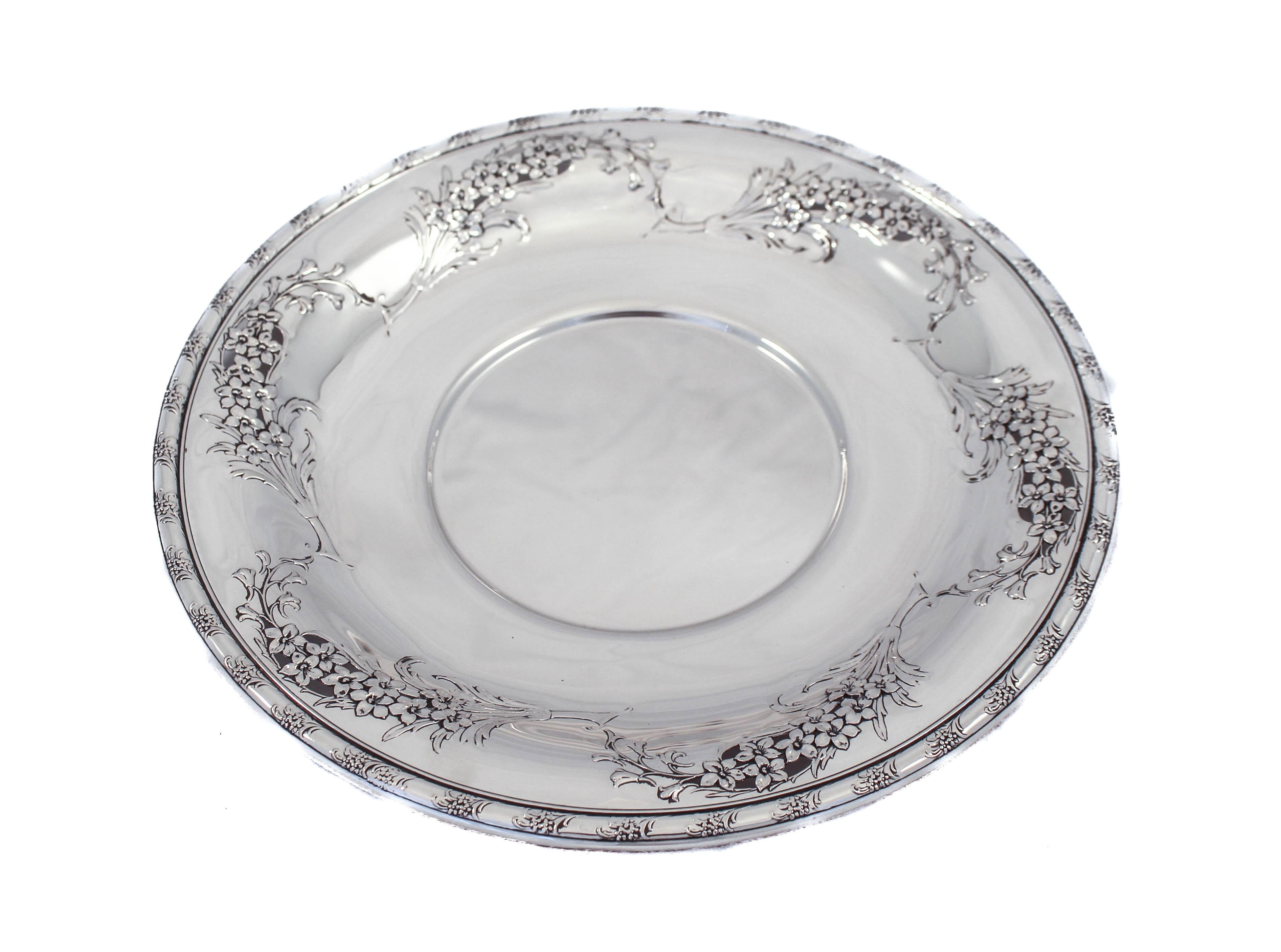 We are delighted to offer this sterling silver tray in the “Larkspur” pattern by Wallace Silversmiths. Six bouquets of flowers decorate the edge, each connecting to the next. The flowers seem to be draping loosely and graciously. Around the rim