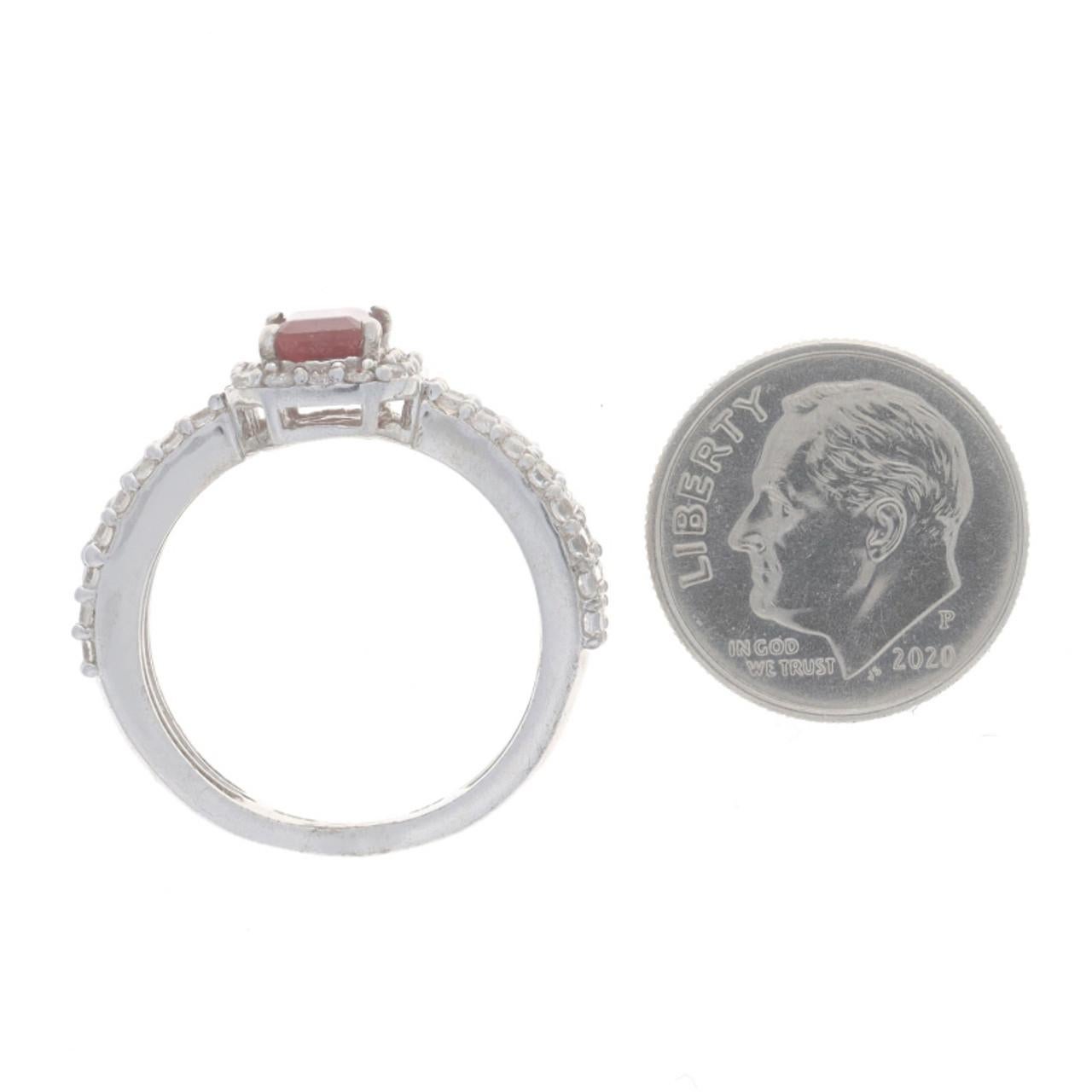 Bague en argent sterling avec verre au plomb rempli de rubis et saphirs blancs et halo de 925, taille émeraude Pour femmes en vente