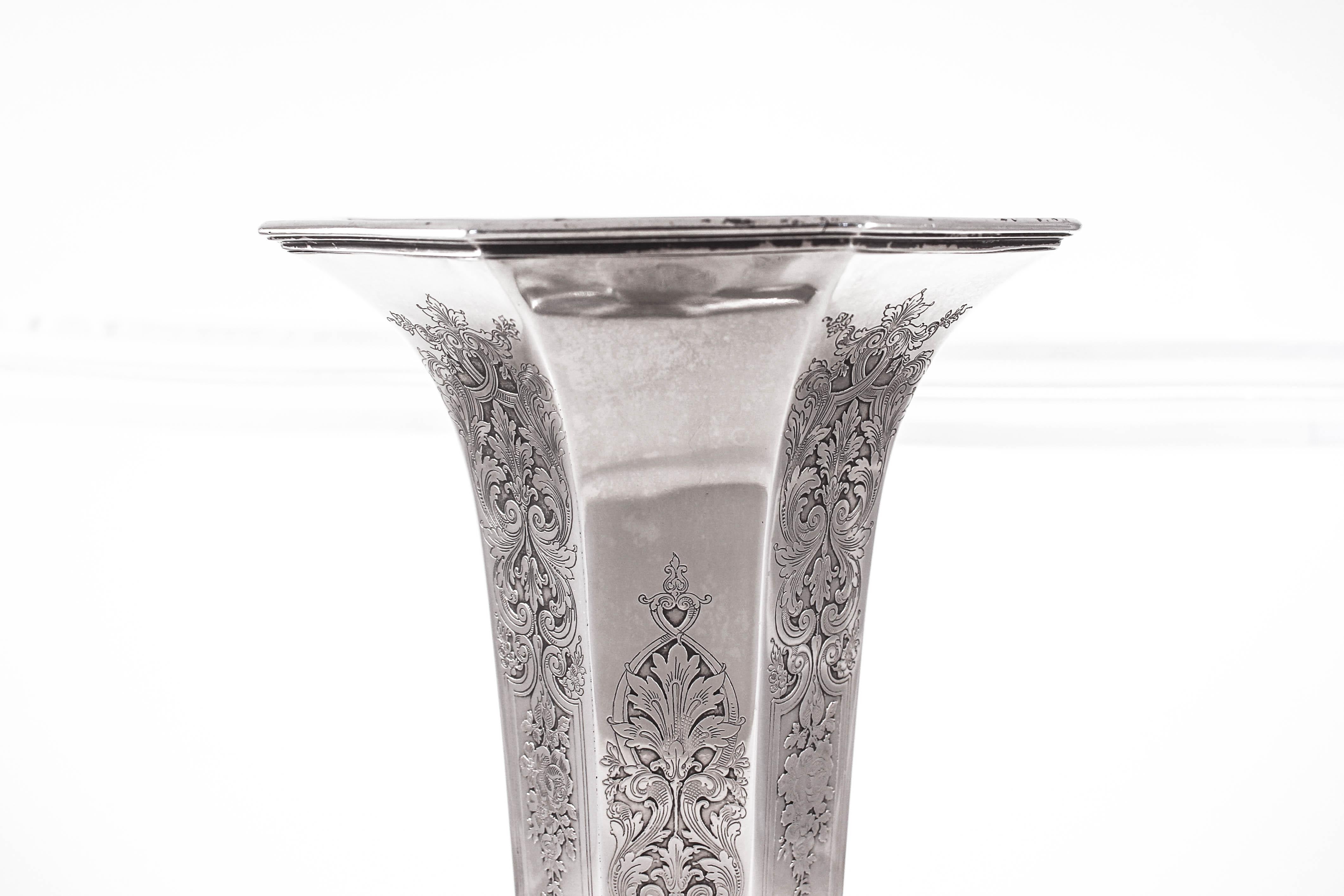 We are delighted to offer this sterling silver Lovely vase aka vase L'elegante by Reed & Barton. It is hand chased with etchings decorating each panel and the base. It has eight sides and the base Is polygon as well. This is truly an exceptional