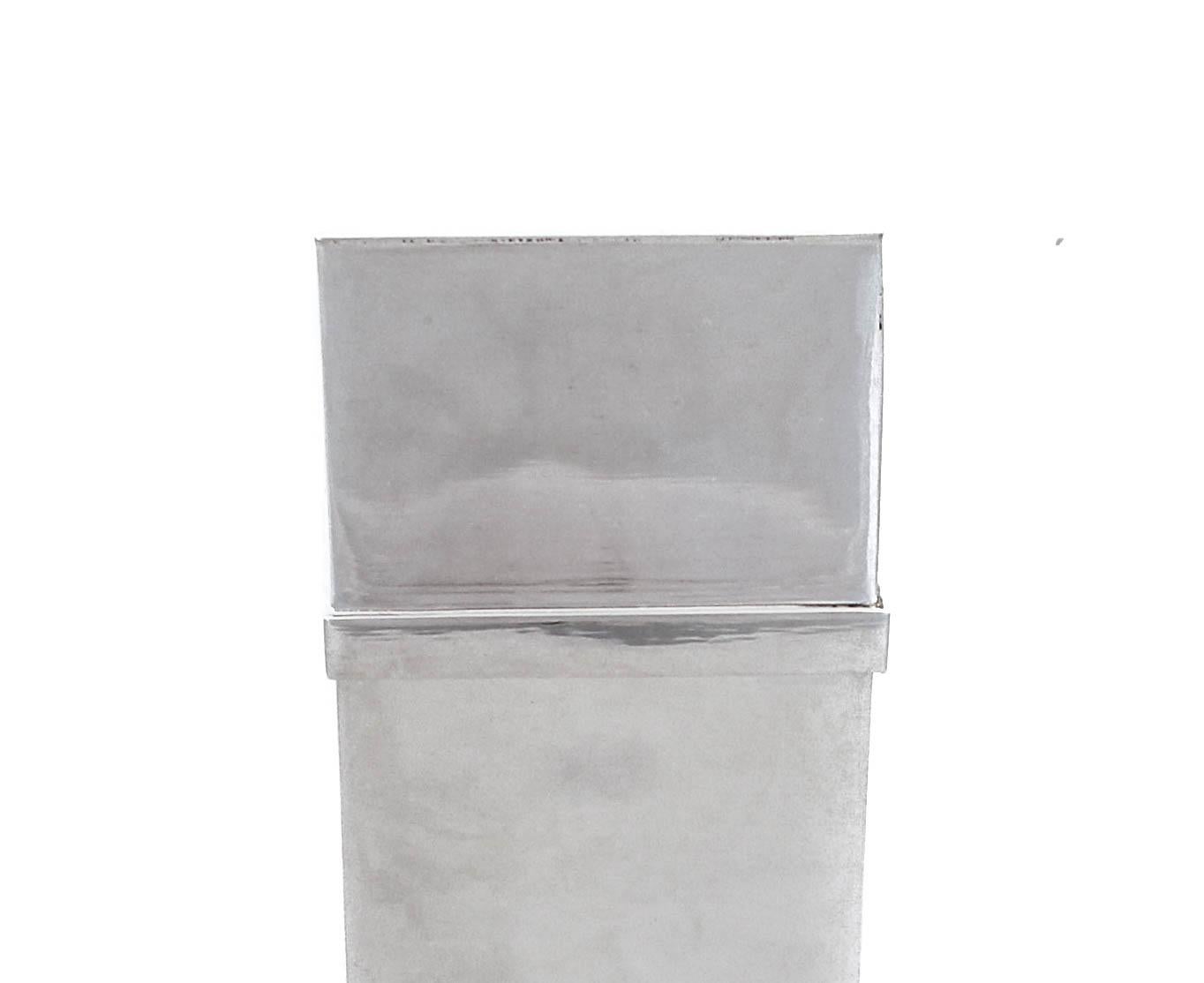 Questo astuccio per Megillah in argento sterling è così moderno e bello. 
La Megillah è il rotolo che racconta la storia di Ester e di come ha salvato il suo popolo (gli ebrei) dall'annientamento. La storia viene letta due volte a Purim e nella