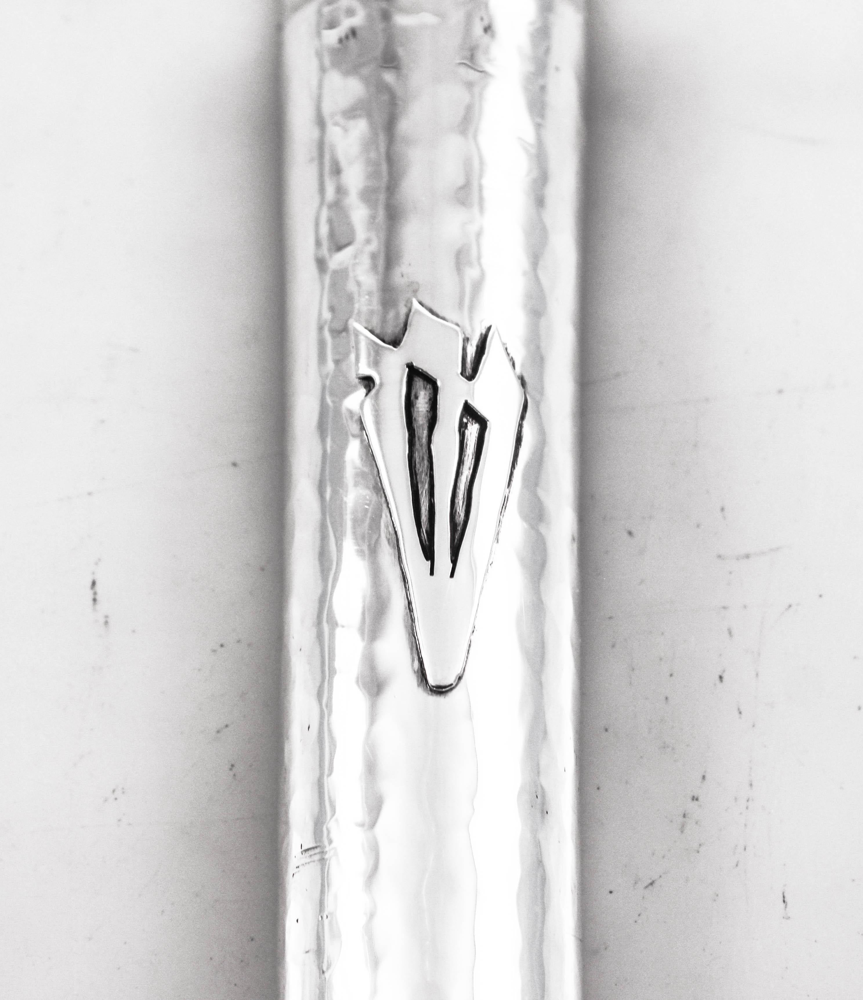 Siamo orgogliosi di offrire questa custodia per mezuzah in argento sterling. Una mezuzah è un pezzo di pergamena contenuto in una custodia decorativa e con l'iscrizione di specifici versetti ebraici della Torah. Questi versi consistono nella