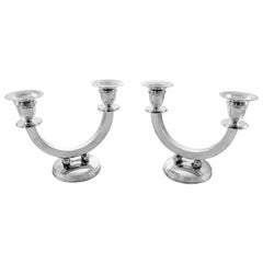 Pareja de candelabros de mediados de siglo en plata esterlina