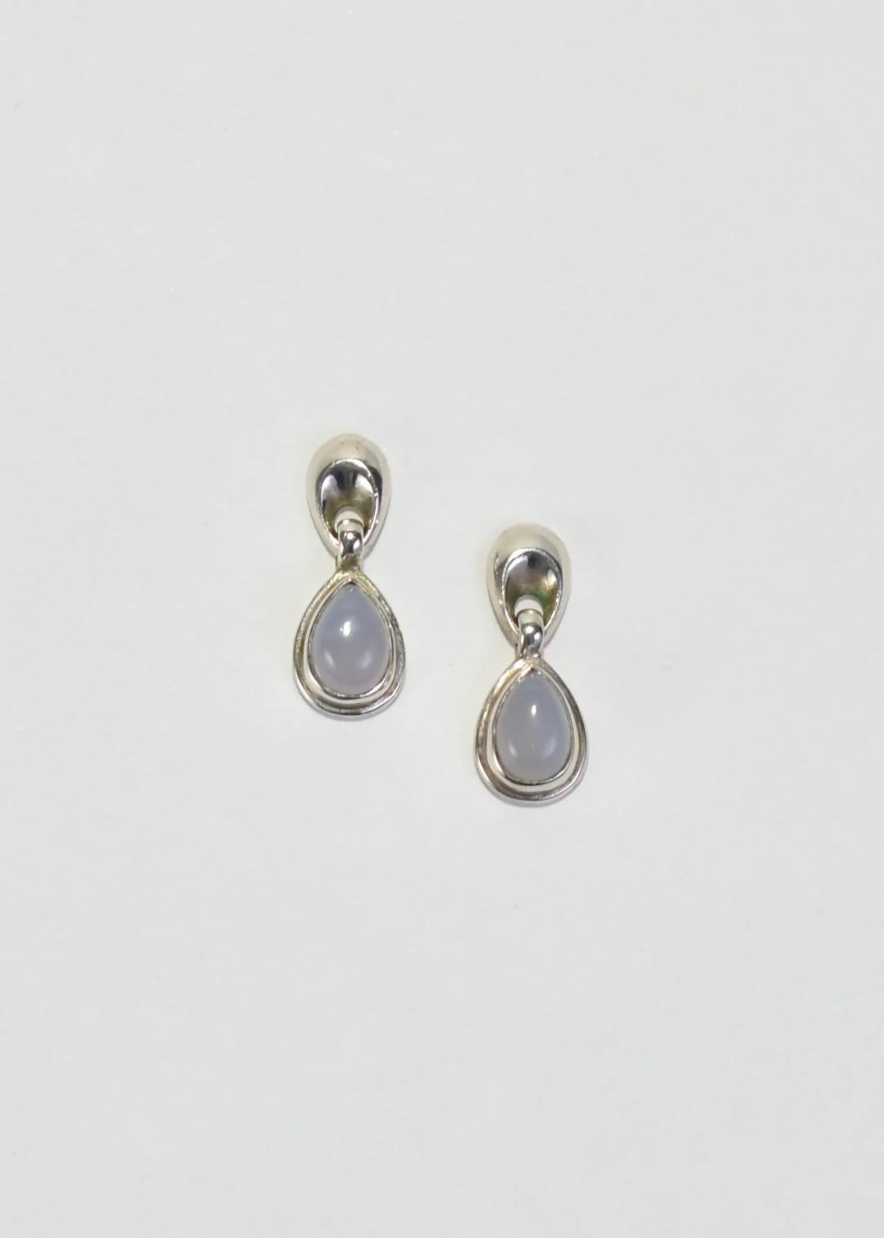 Beautiful vintage sterling earrings with moonstone drop detail, pierced. Stamped 925.

Material: Sterling silver, moonstone. 
