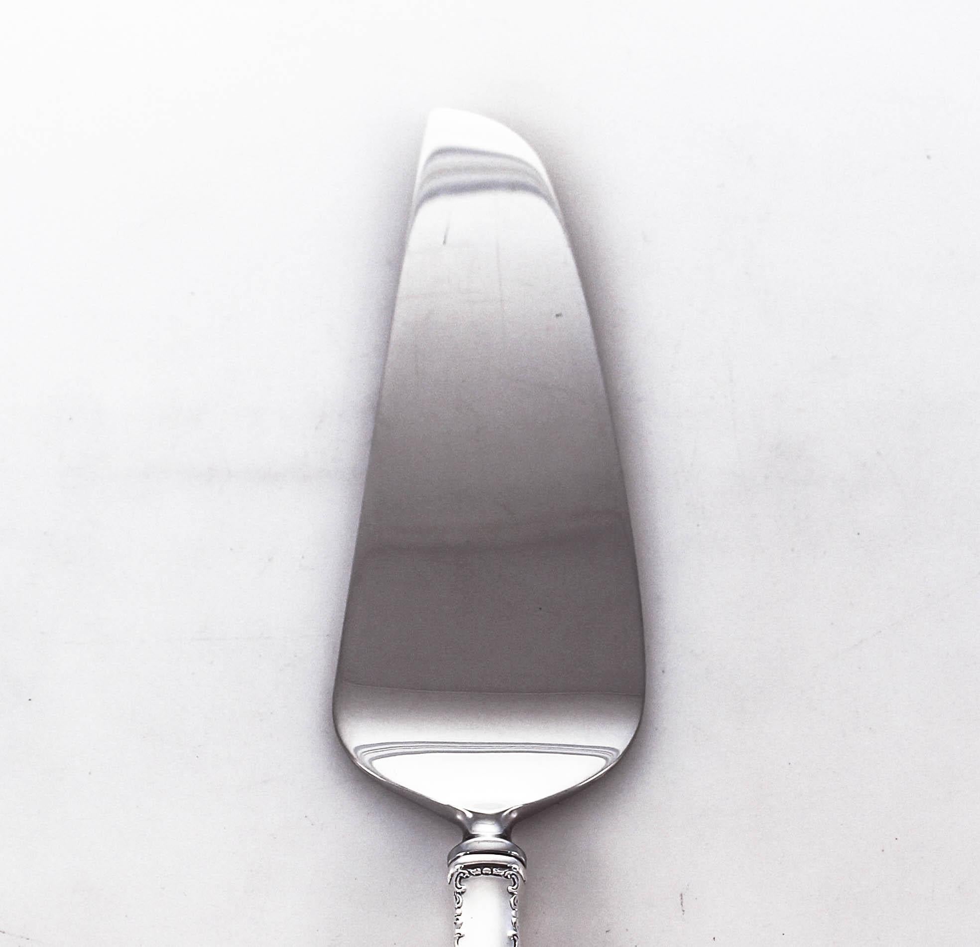 Offering a sterling silver pie server by Gorham Silversmiths. It has a gadroon design along both sides of the handle. It’s not only beautiful but very practical. Makes a great hostess, engagement or housewarming gift.