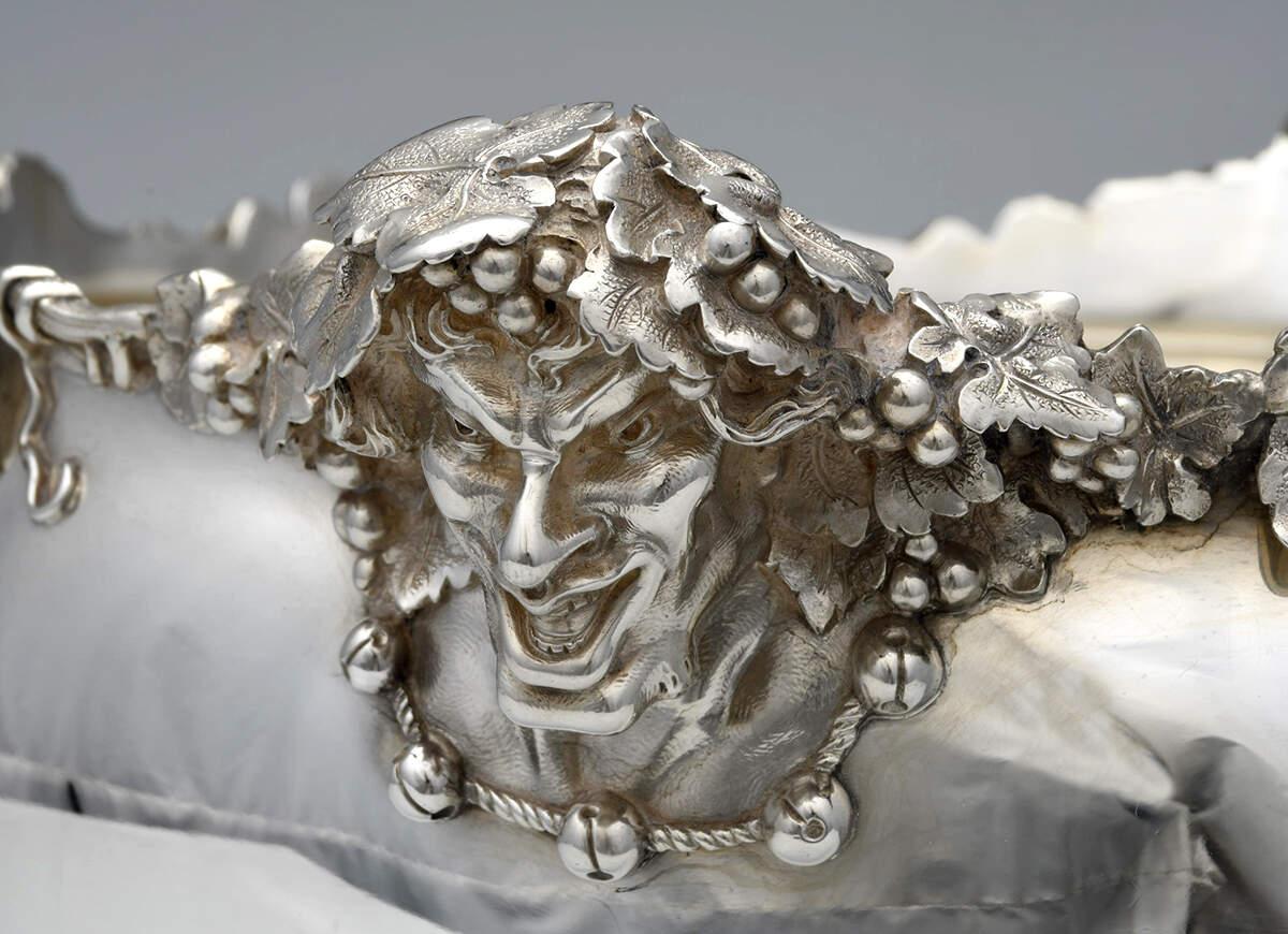 Diese schöne Tiffany-Punschschale ist aus 92,5er Sterlingsilber gefertigt. Der Stempel auf der Rückseite zeigt an, dass das Stück zwischen 1910 und 1930 hergestellt wurde. Das M auf der Rückenmarke = John C. Moore II, tätig von ca. 1907 bis 1947. Er