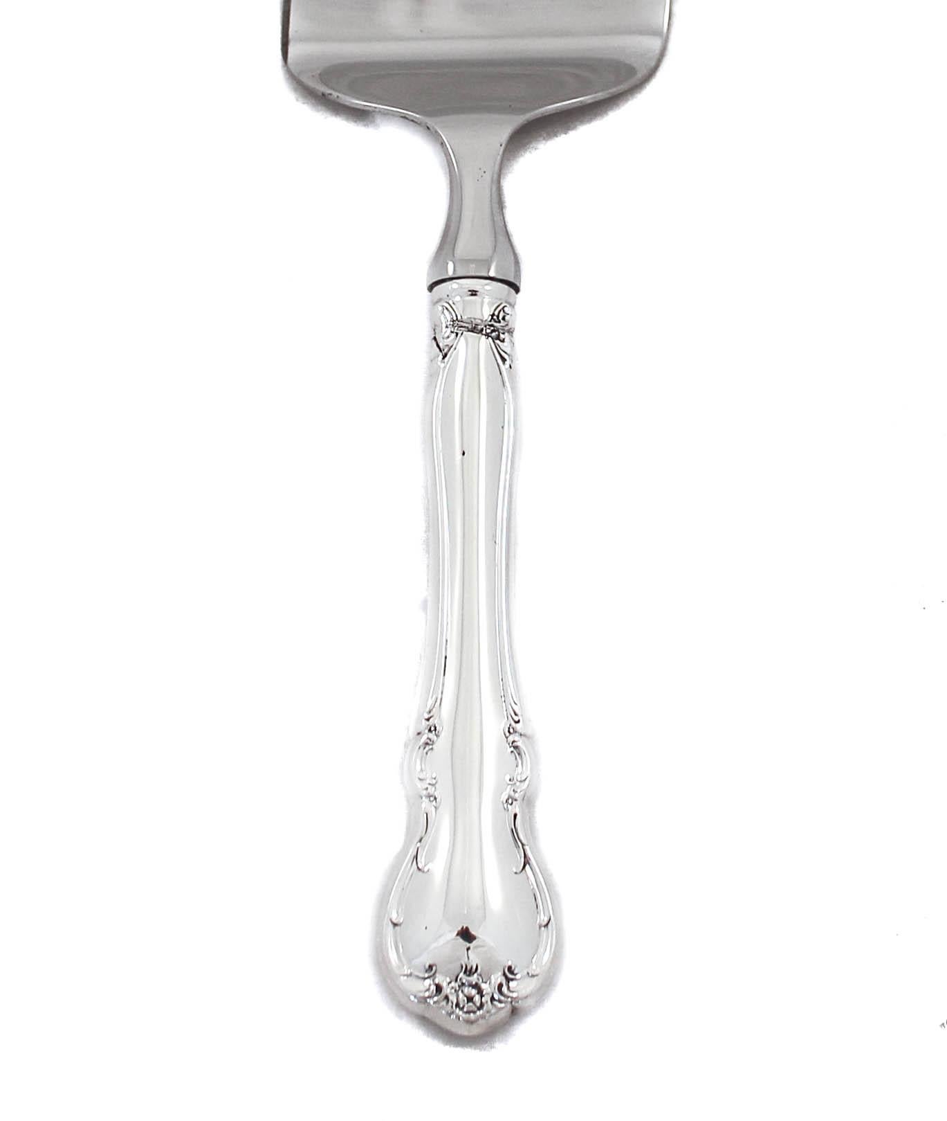Being offered is a sterling silver hostess helper server. Perfect for pies, cakes, quiche or even fish. The handle has a simple yet elegant design. Makes a lovely holiday, housewarming or hostess gift.