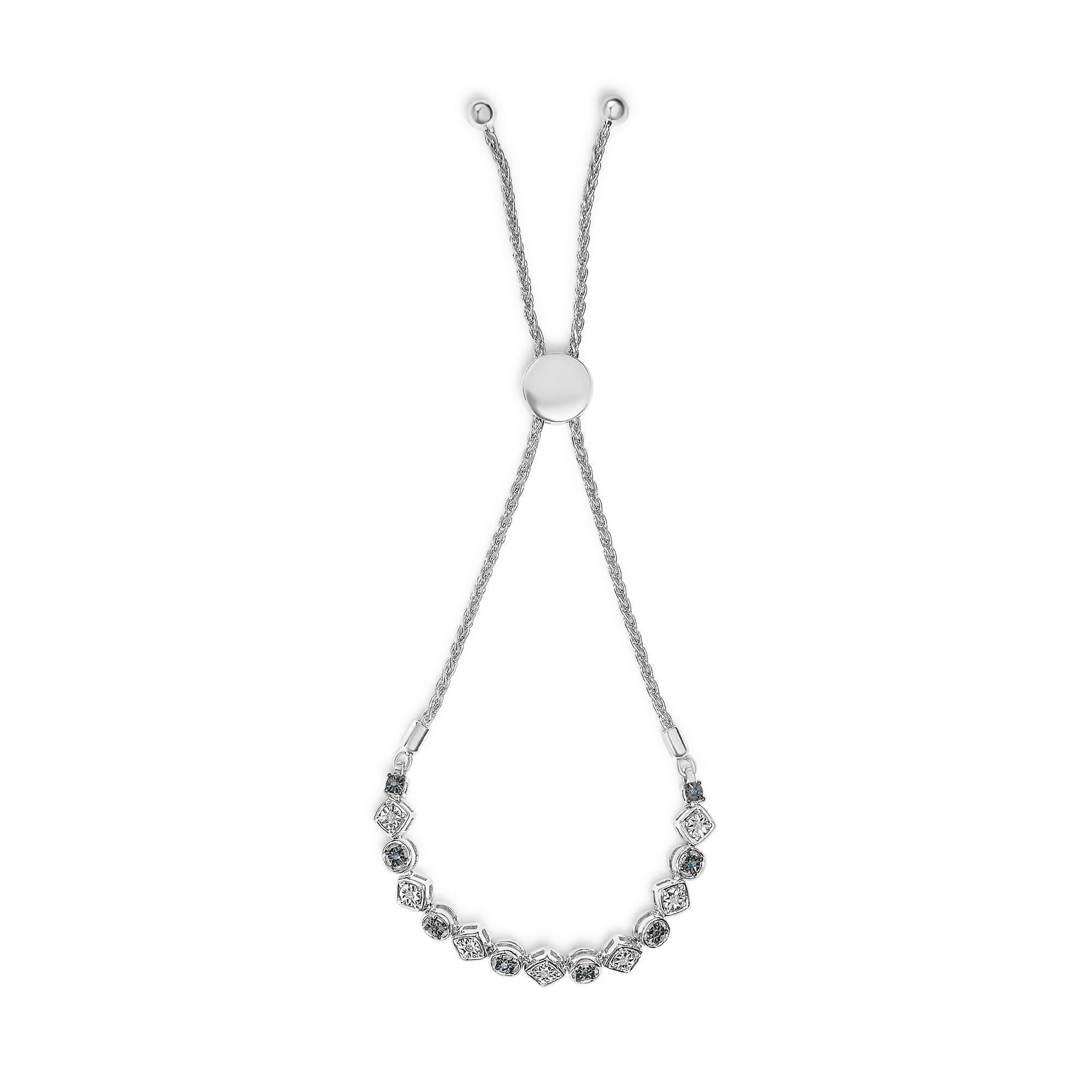Moderno Bracciale Bolo in argento sterling con diamanti blu e bianchi alternati da 1/10 cttw in vendita