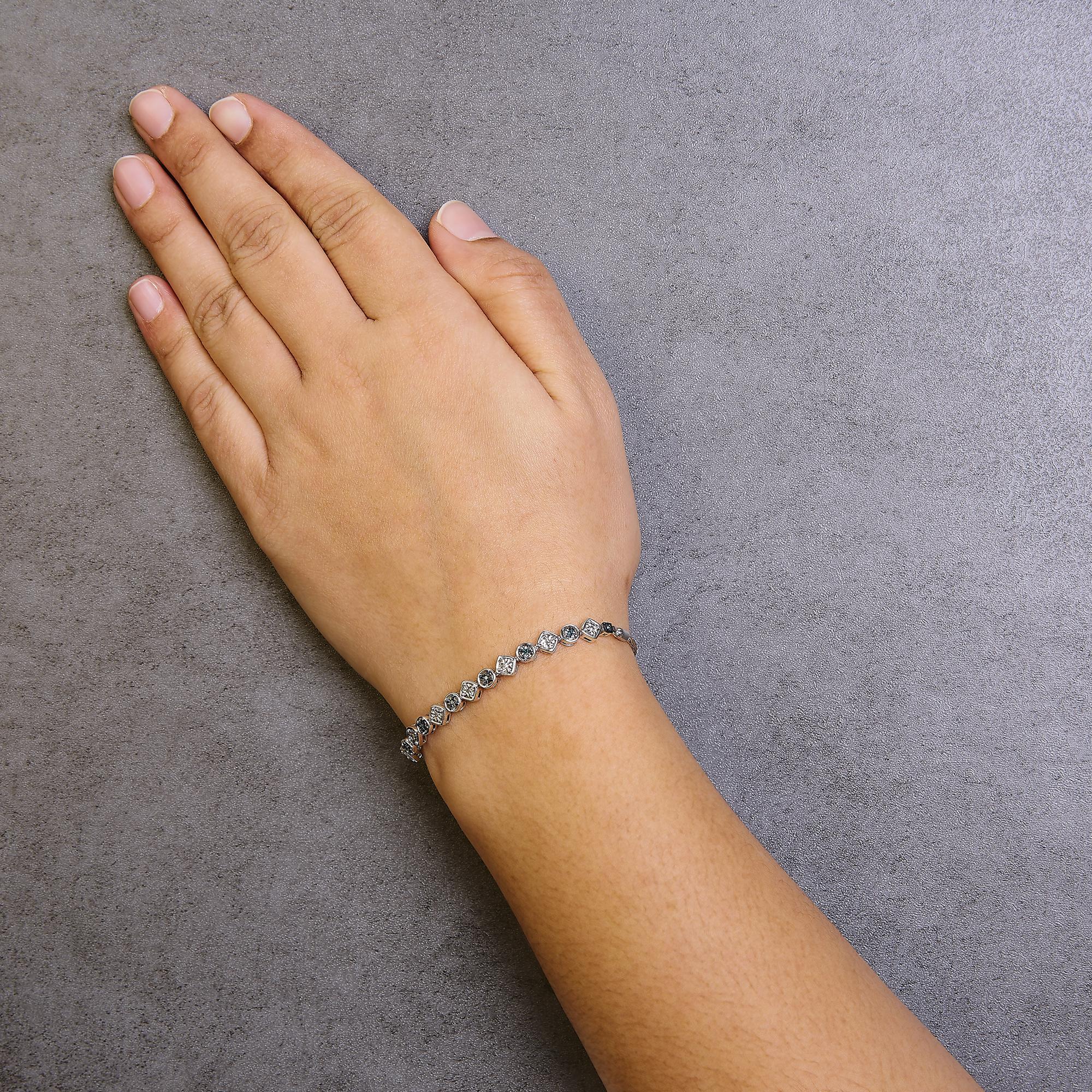 Bracciale Bolo in argento sterling con diamanti blu e bianchi alternati da 1/10 cttw In condizioni Nuovo in vendita a New York, NY