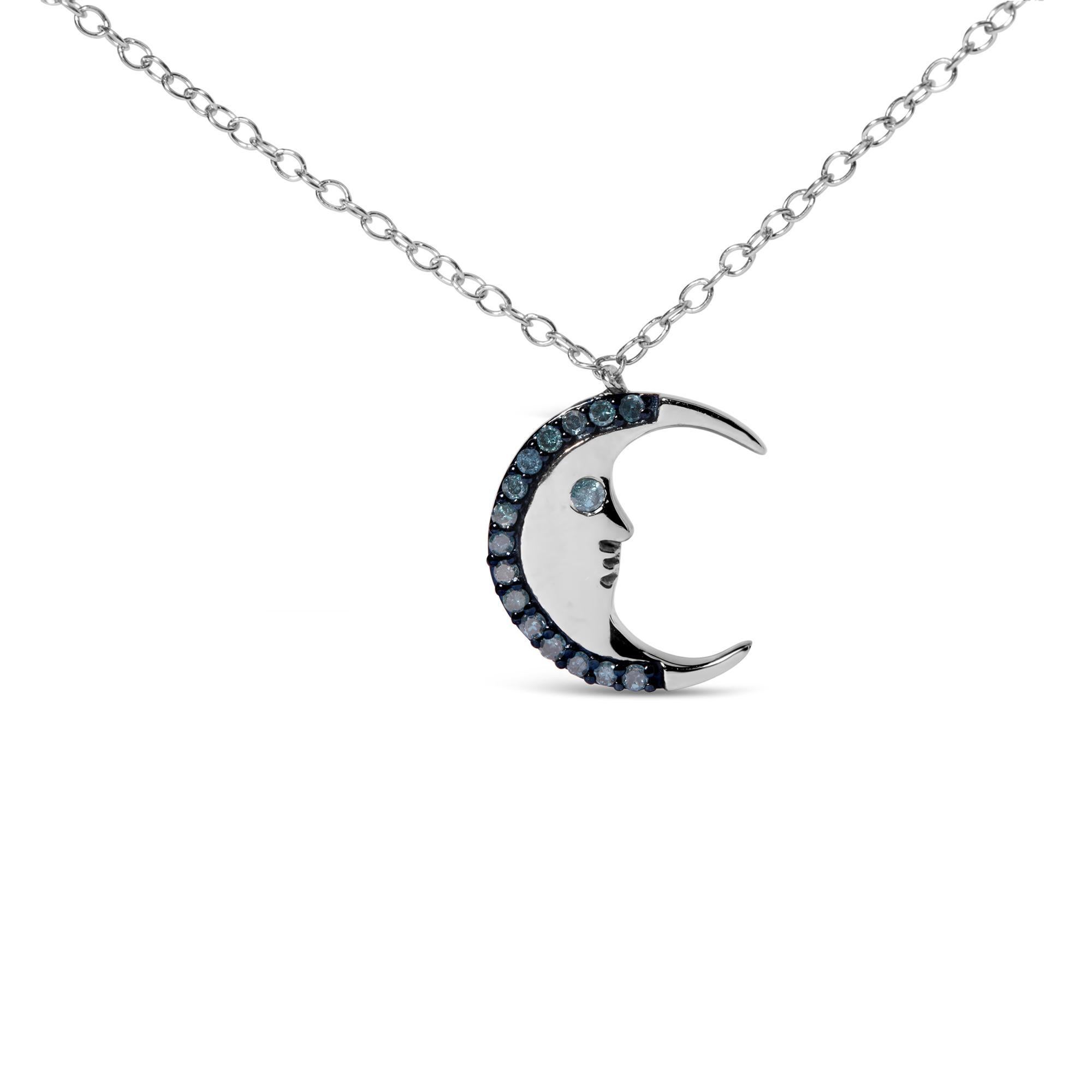 Realizzata in argento 925 rodiato, questa incantevole collana cattura l'estro e la meraviglia di un cielo illuminato dalla luna. Il ciondolo a forma di mezzaluna culla il volto dettagliato di un uomo, il cui occhio è un brillante diamante blu
