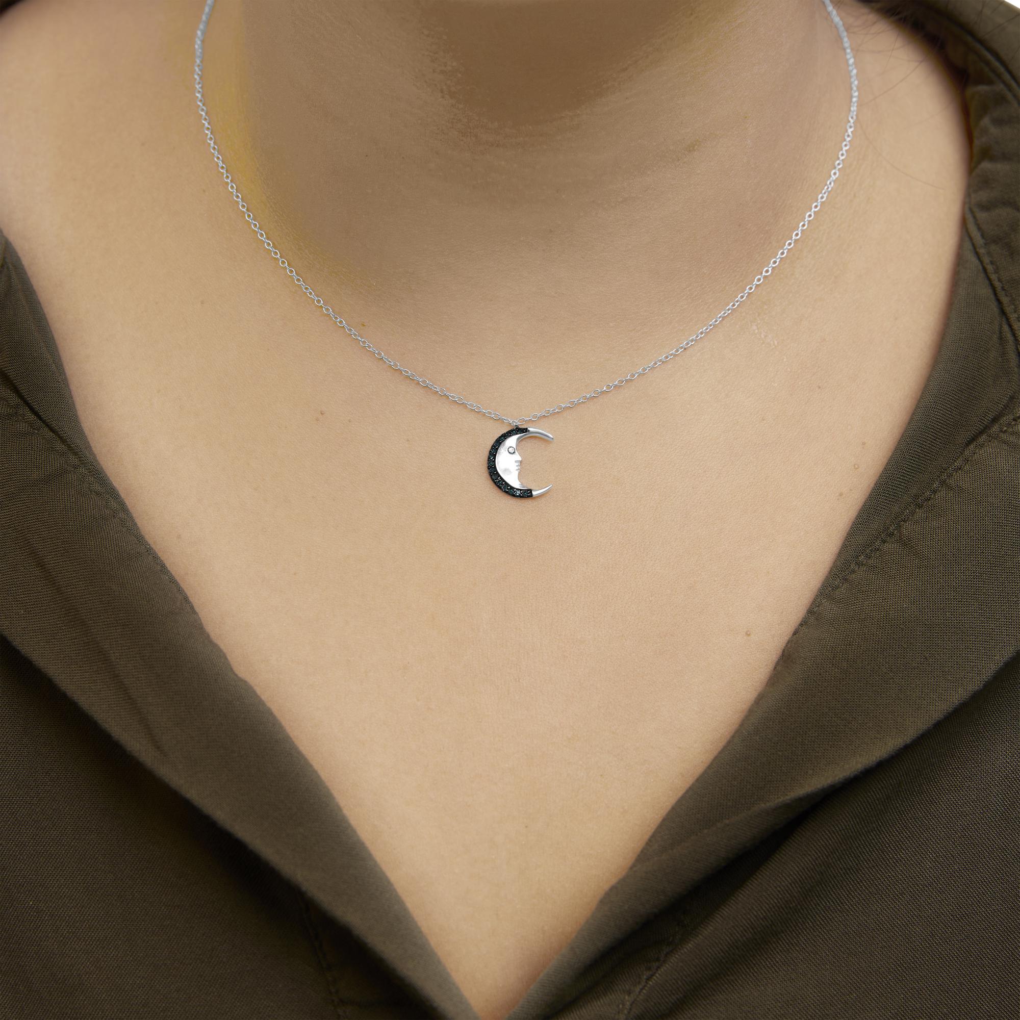 Taglio rotondo Collana con ciondolo a mezzaluna in argento sterling con diamante blu da 1/10 cttw