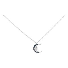 Collana con ciondolo a mezzaluna in argento sterling con diamante blu da 1/10 cttw