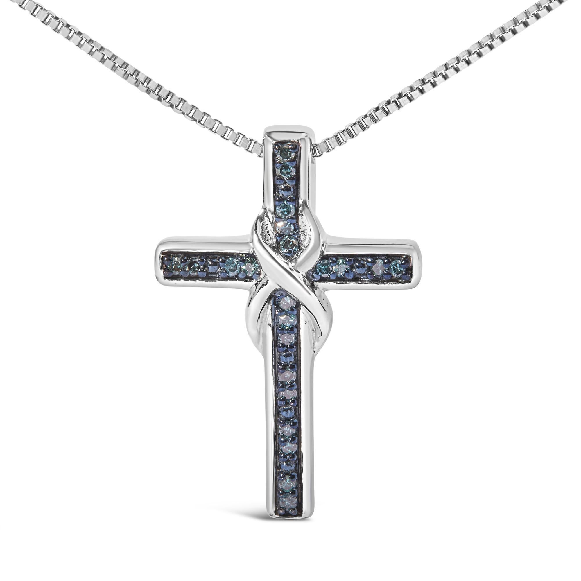 Eleva il tuo ensemble con il fascino divino di questa collana con ciondolo a croce in argento sterling, intarsiata con eterei diamanti blu. Ogni gemma naturale, estratta dalla terra e trattata cromaticamente per ottenere la sua accattivante tonalità