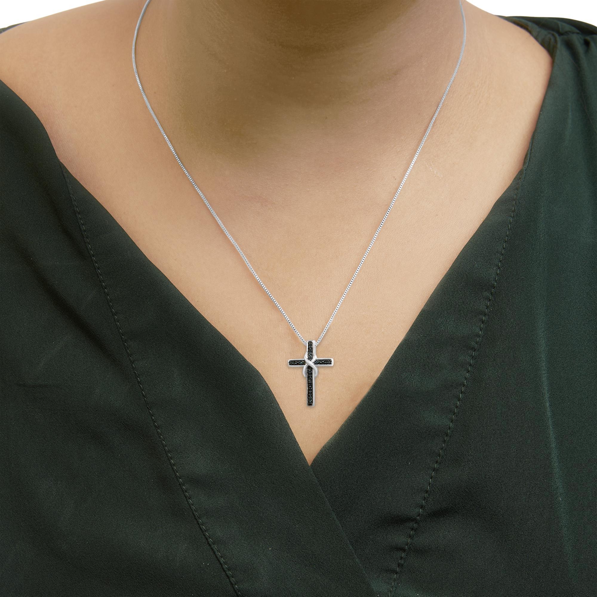 Taglio rotondo Collana con ciondolo a forma di croce intarsiata con diamanti blu in argento Sterling 1/10 Cttw e nastro