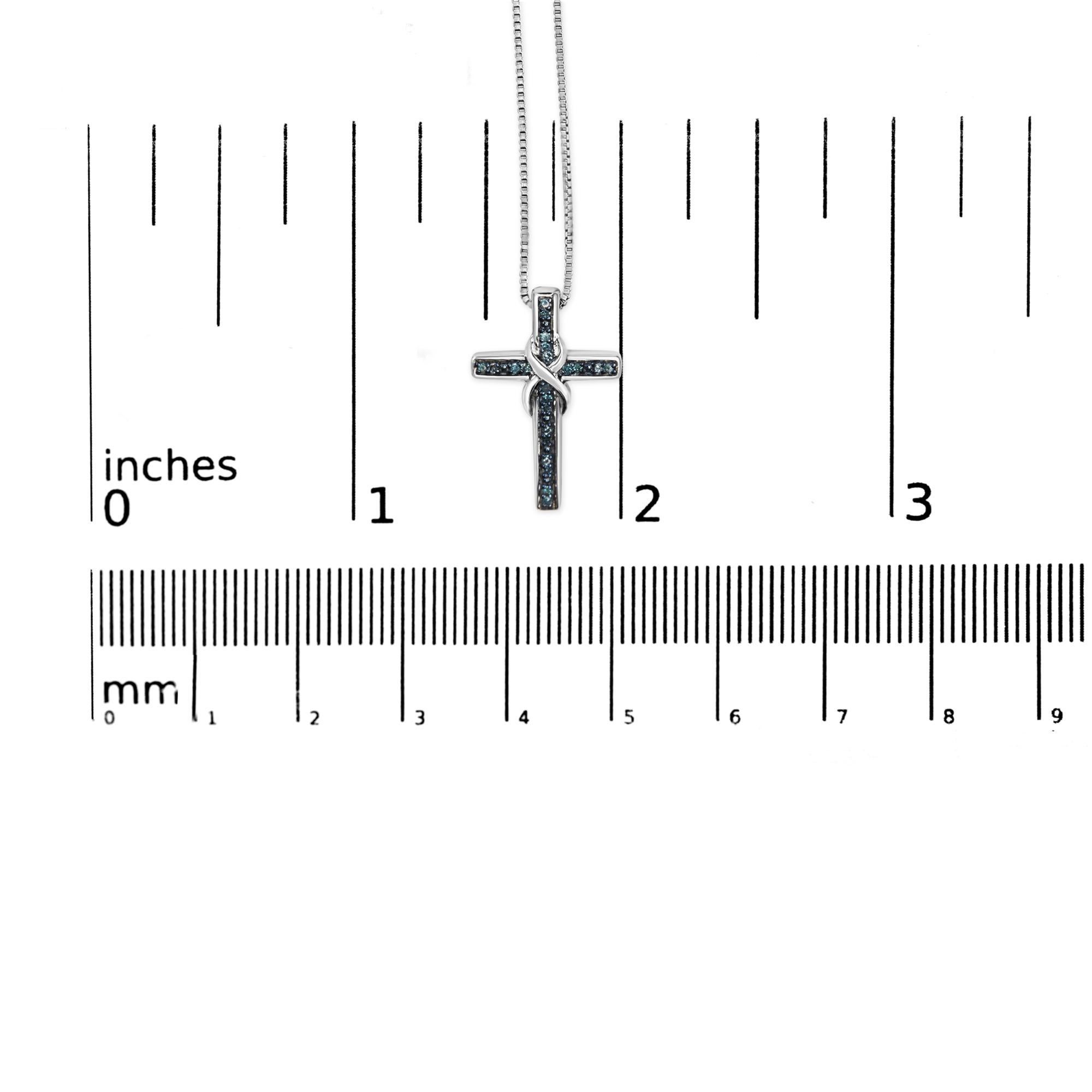Collana con ciondolo a forma di croce intarsiata con diamanti blu in argento Sterling 1/10 Cttw e nastro In condizioni Nuovo a New York, NY