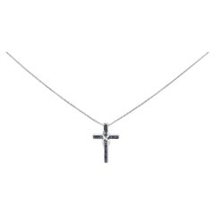 Collana con ciondolo a forma di croce intarsiata con diamanti blu in argento Sterling 1/10 Cttw e nastro