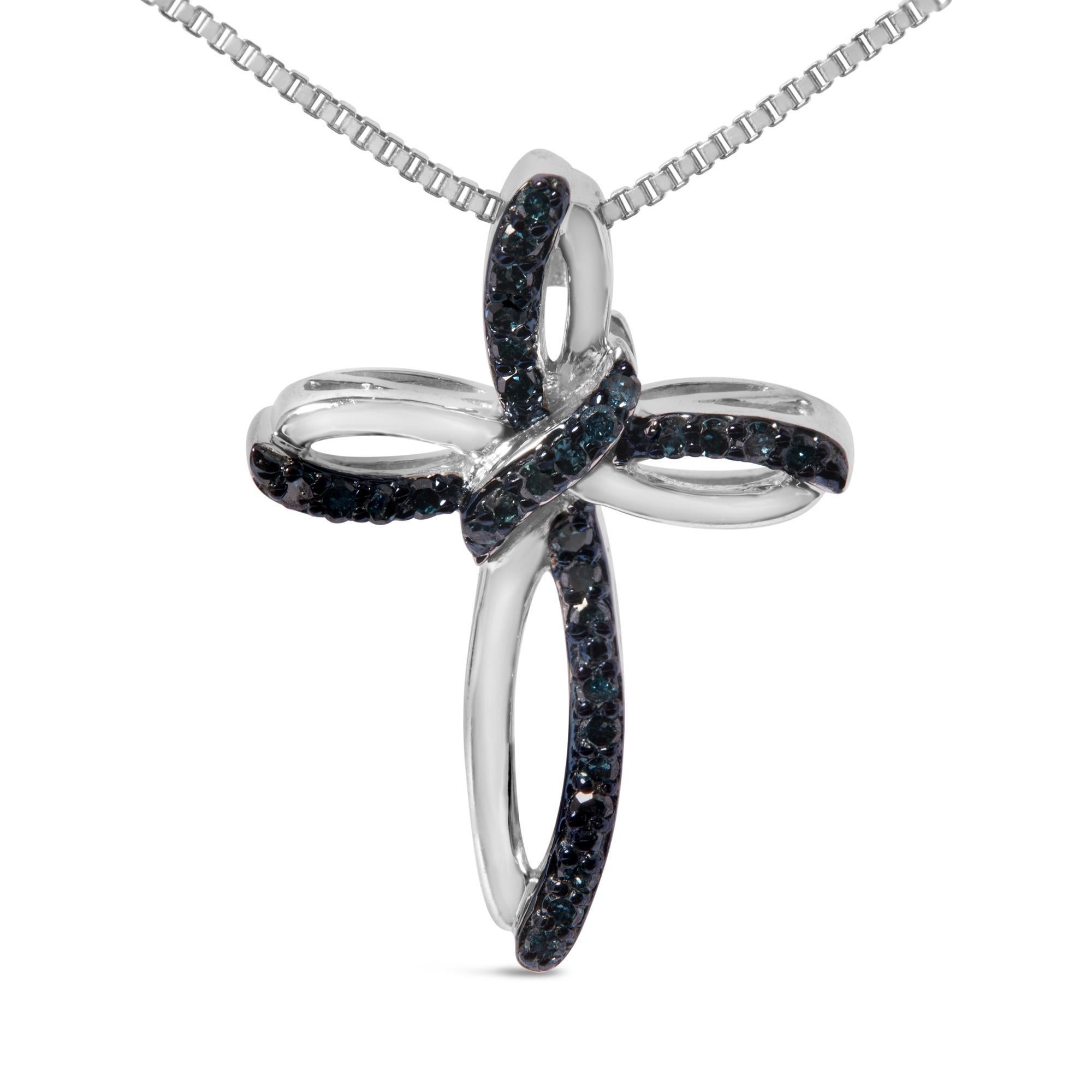 Scopri un simbolo di fede e di moda che si fondono squisitamente in questa collana con ciondolo in argento 925 rodiato. Il design intreccia una croce sacra con un motivo di nastri a vortice, ogni curva e ogni fiore sono realizzati per evocare un