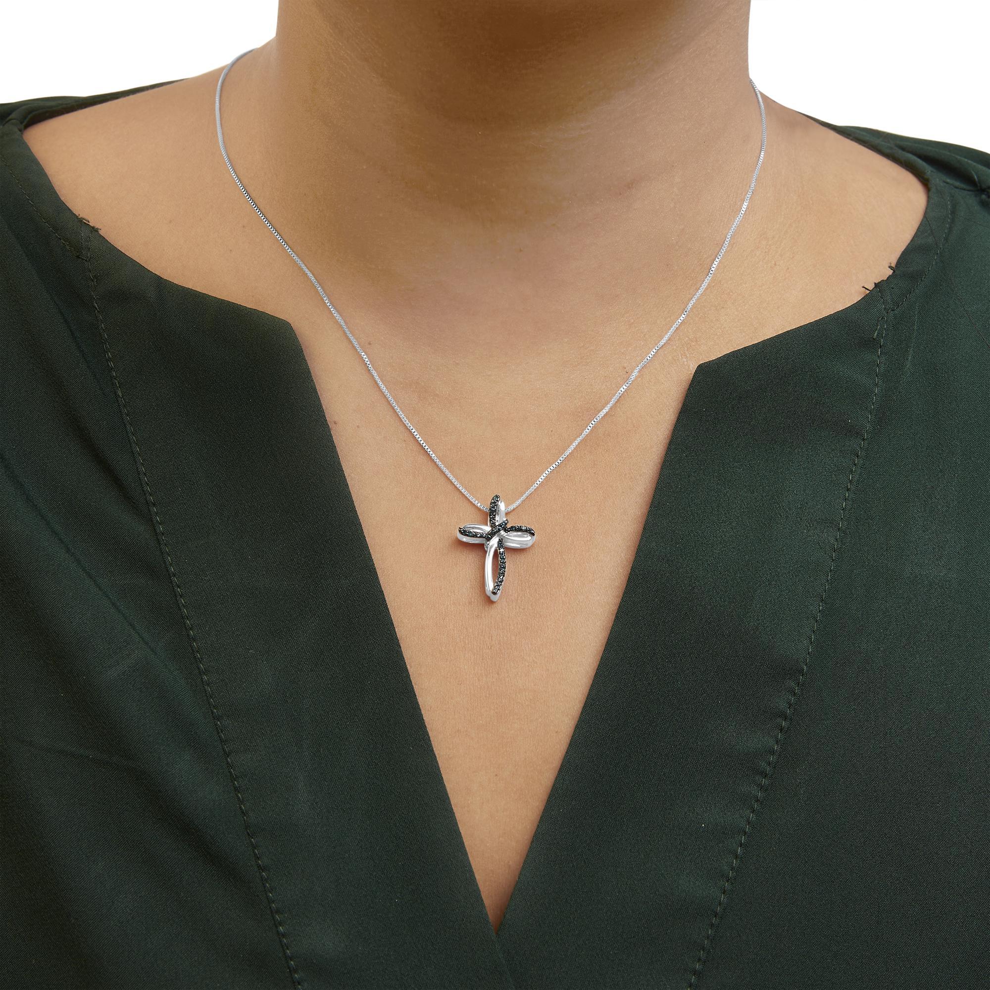 Taglio rotondo Collana con ciondolo a forma di nastro e croce in argento sterling con diamanti blu da 1/10 ctw in vendita