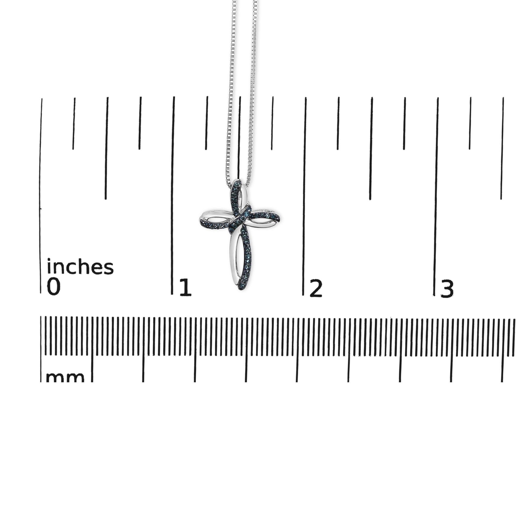 Collana con ciondolo a forma di nastro e croce in argento sterling con diamanti blu da 1/10 ctw In condizioni Nuovo in vendita a New York, NY